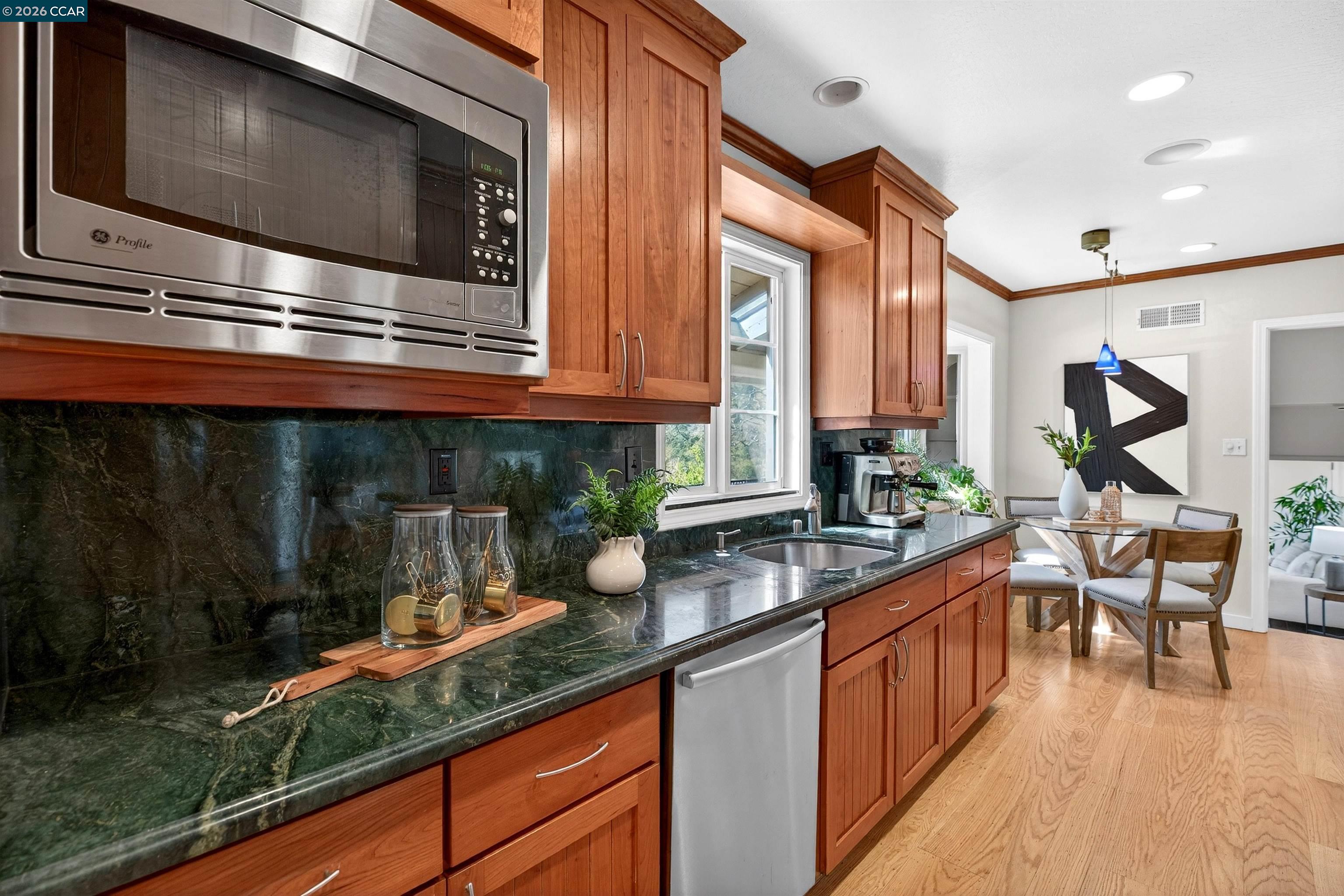 Detail Gallery Image 9 of 24 For 27 Glorietta Ct, Orinda,  CA 94563 - 4 Beds | 3 Baths