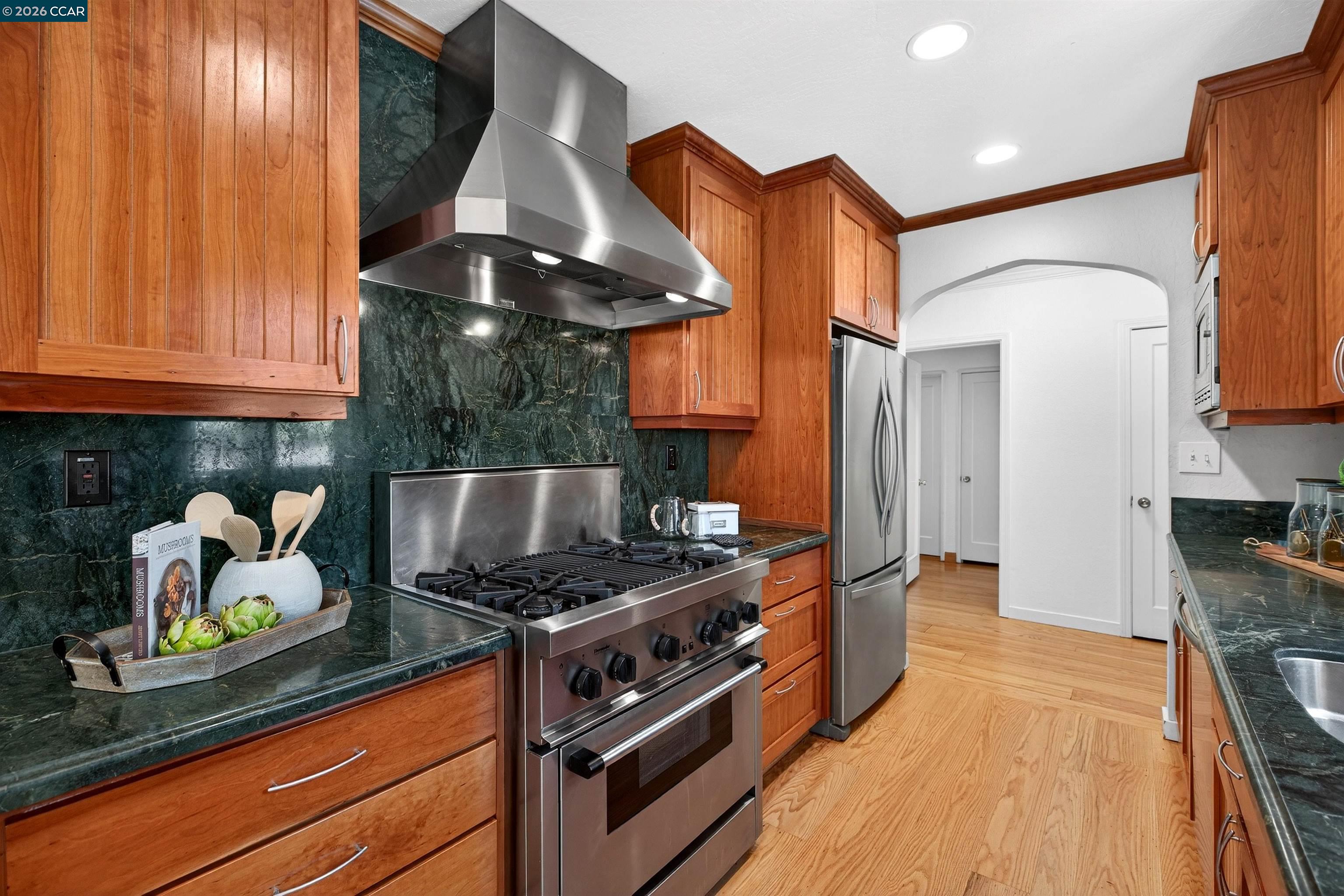 Detail Gallery Image 10 of 24 For 27 Glorietta Ct, Orinda,  CA 94563 - 4 Beds | 3 Baths