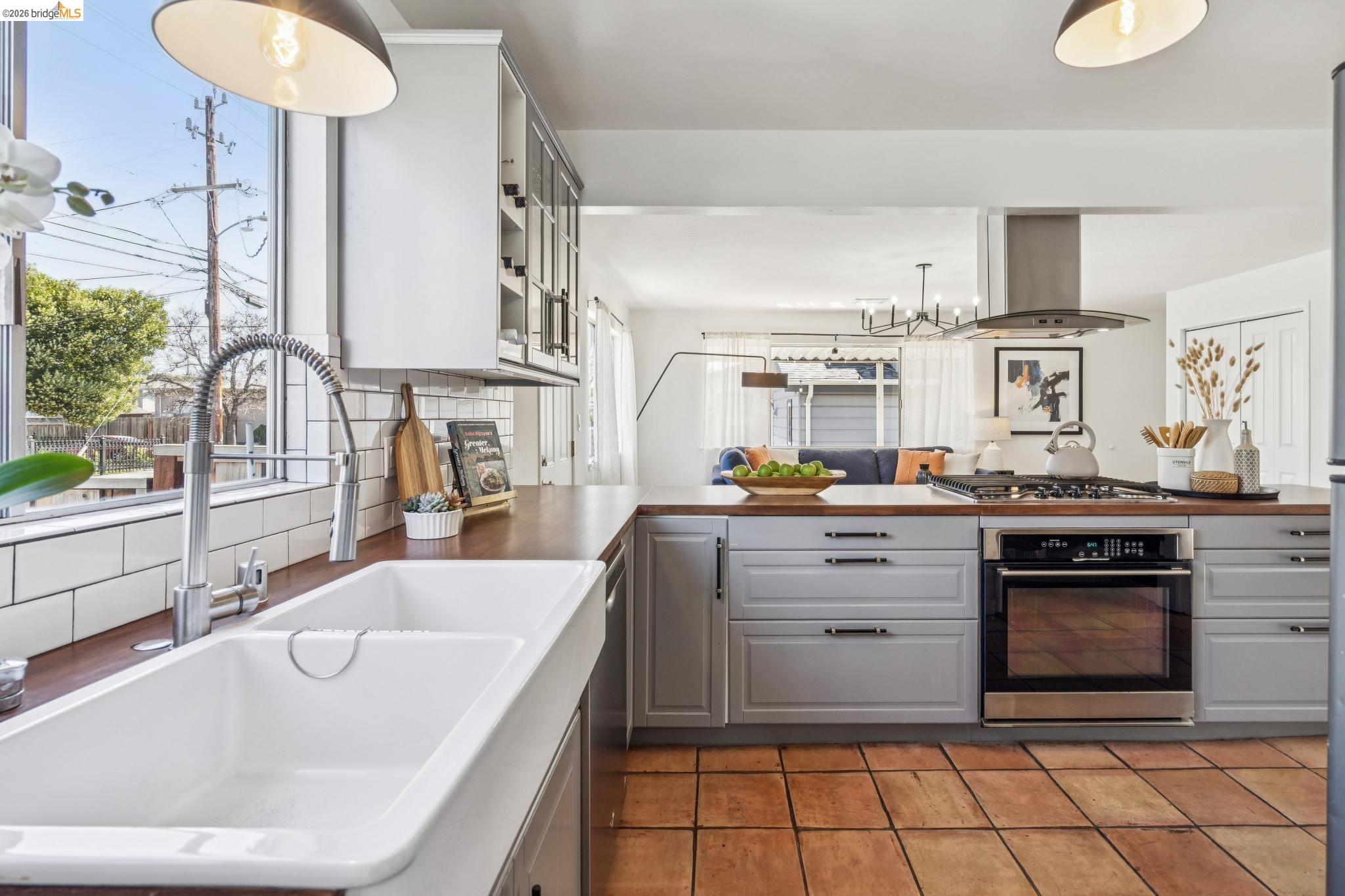 Detail Gallery Image 8 of 48 For 1550 Havenscourt Blvd, Oakland,  CA 94621 - – Beds | – Baths