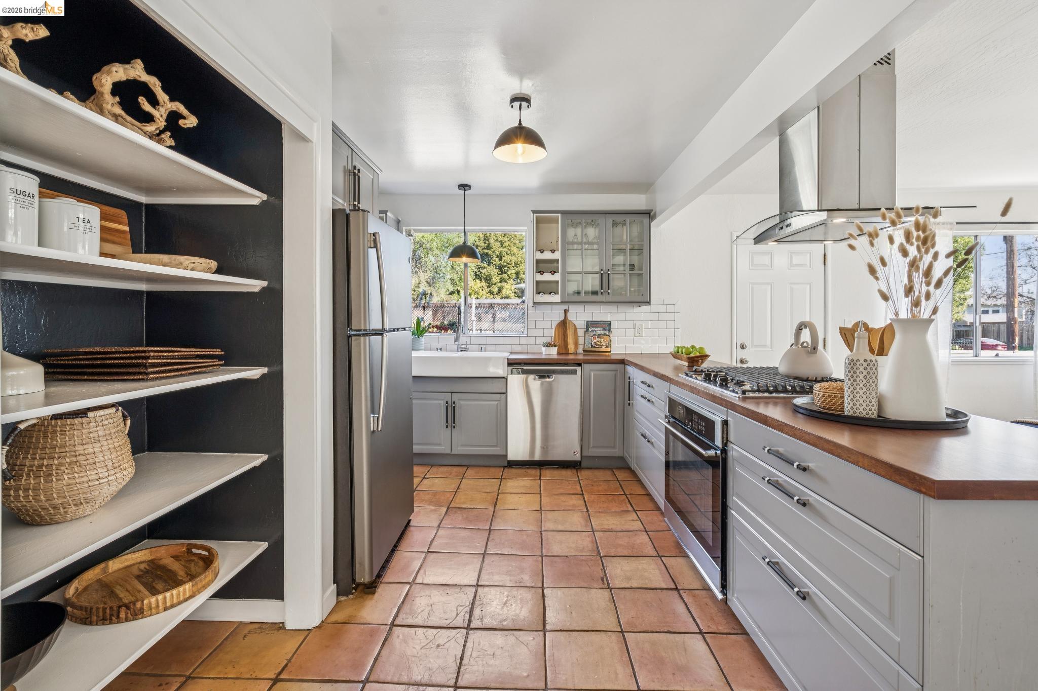 Detail Gallery Image 10 of 48 For 1550 Havenscourt Blvd, Oakland,  CA 94621 - – Beds | – Baths