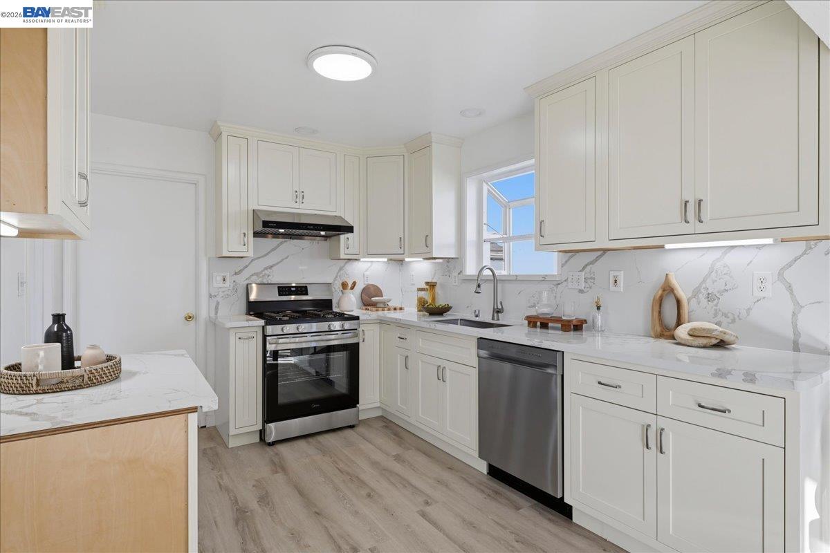 Detail Gallery Image 14 of 42 For 17790 via Arriba, San Lorenzo,  CA 94580 - 3 Beds | 2 Baths