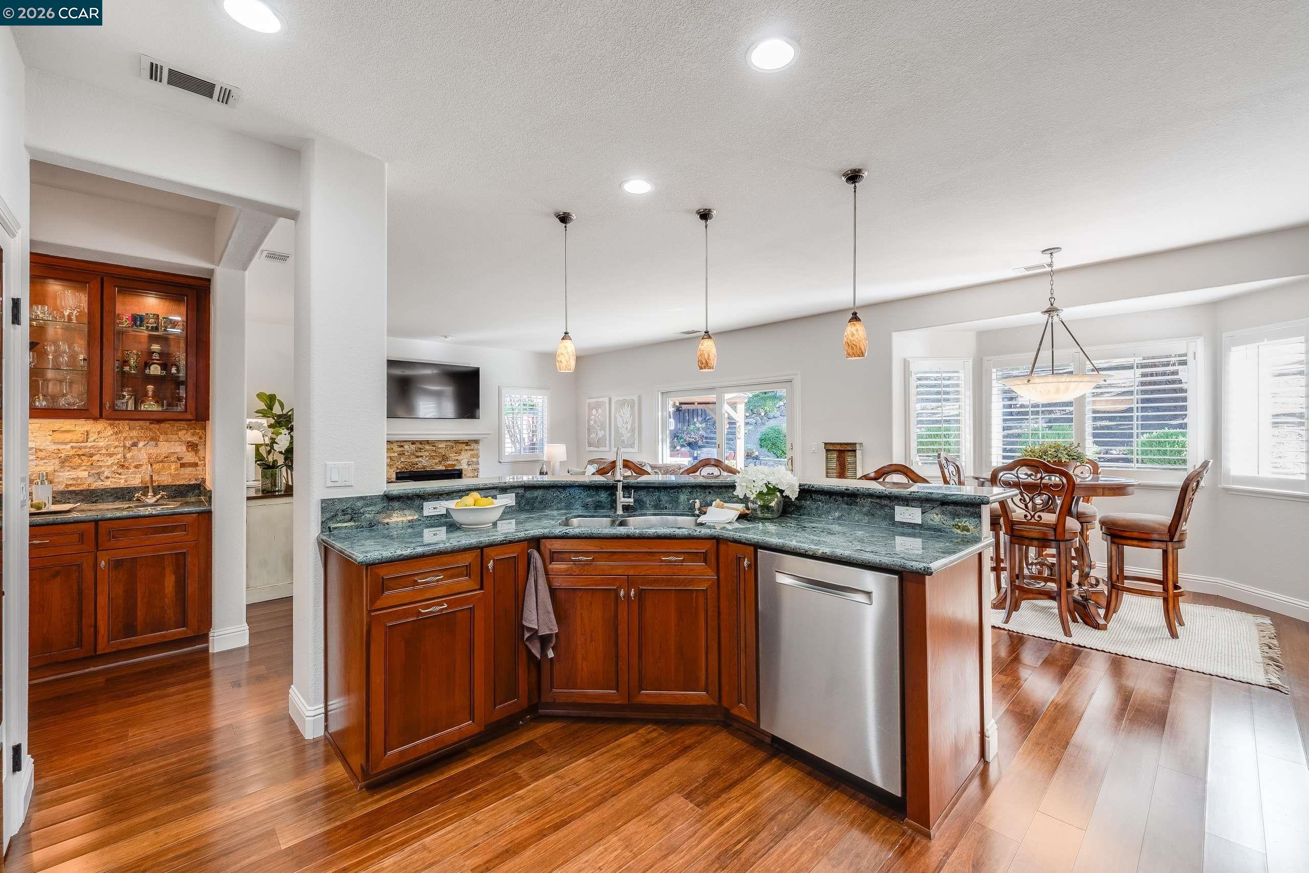 Detail Gallery Image 13 of 58 For 25 Westbourne Court, Danville,  CA 94506 - 5 Beds | 3 Baths