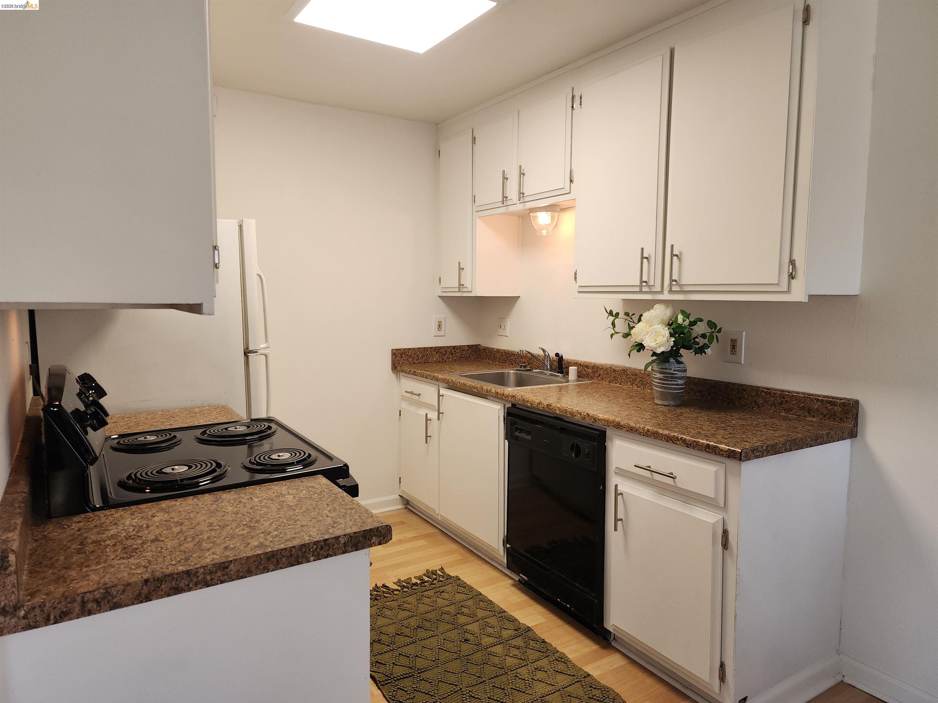 Detail Gallery Image 3 of 7 For 3702 W Benjamin Holt Dr #24,  Stockton,  CA 95219 - 1 Beds | 1 Baths