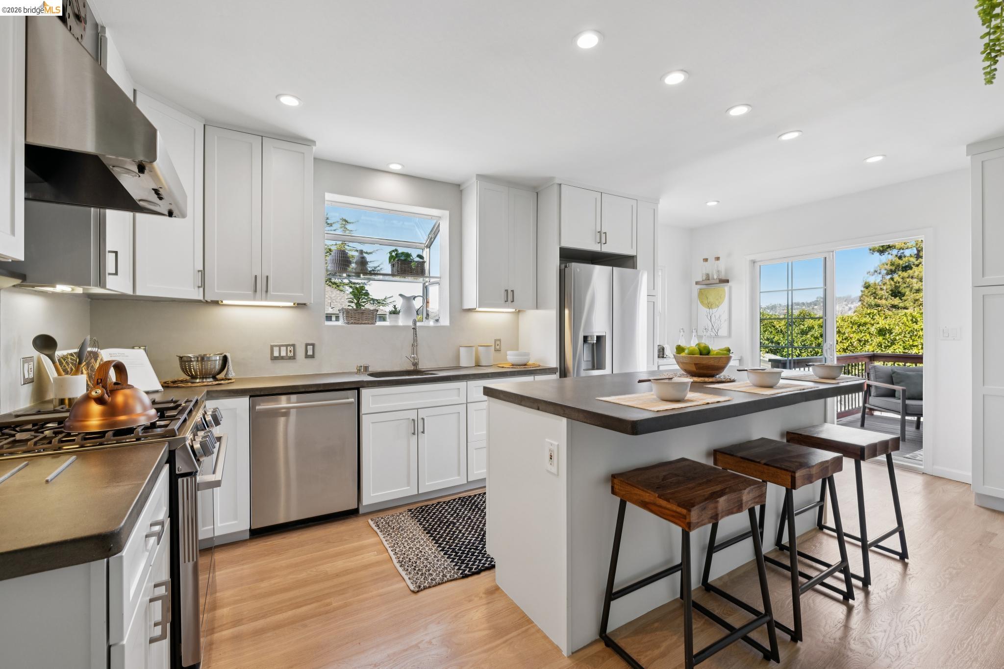 Detail Gallery Image 11 of 59 For 1509 Francis St, Albany,  CA 94706 - 3 Beds | 2 Baths