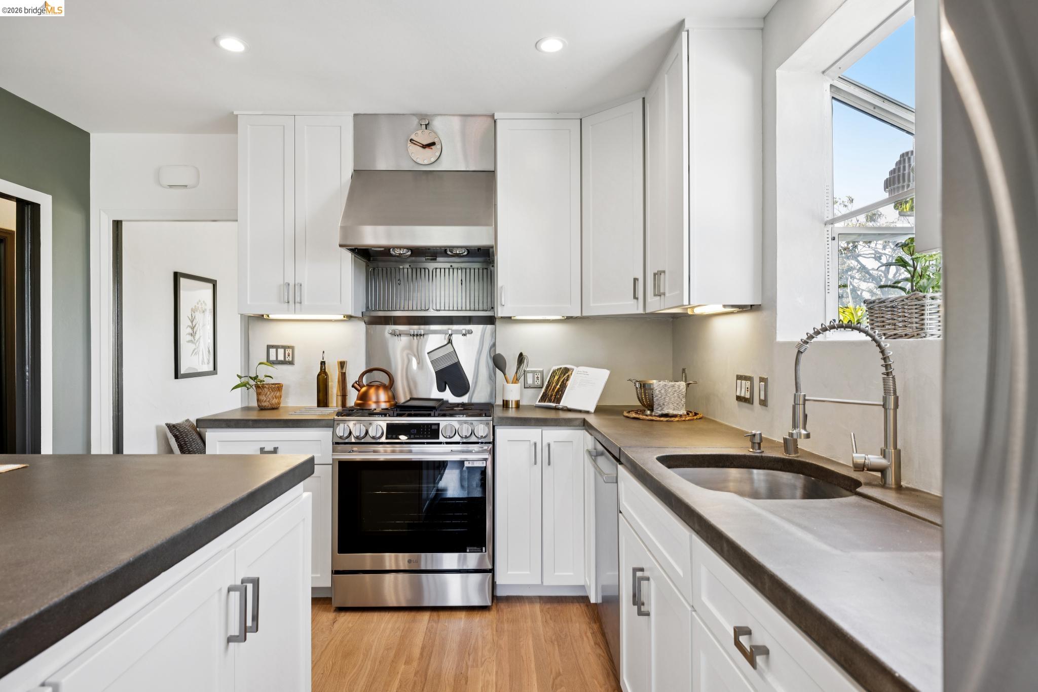 Detail Gallery Image 14 of 59 For 1509 Francis St, Albany,  CA 94706 - 3 Beds | 2 Baths