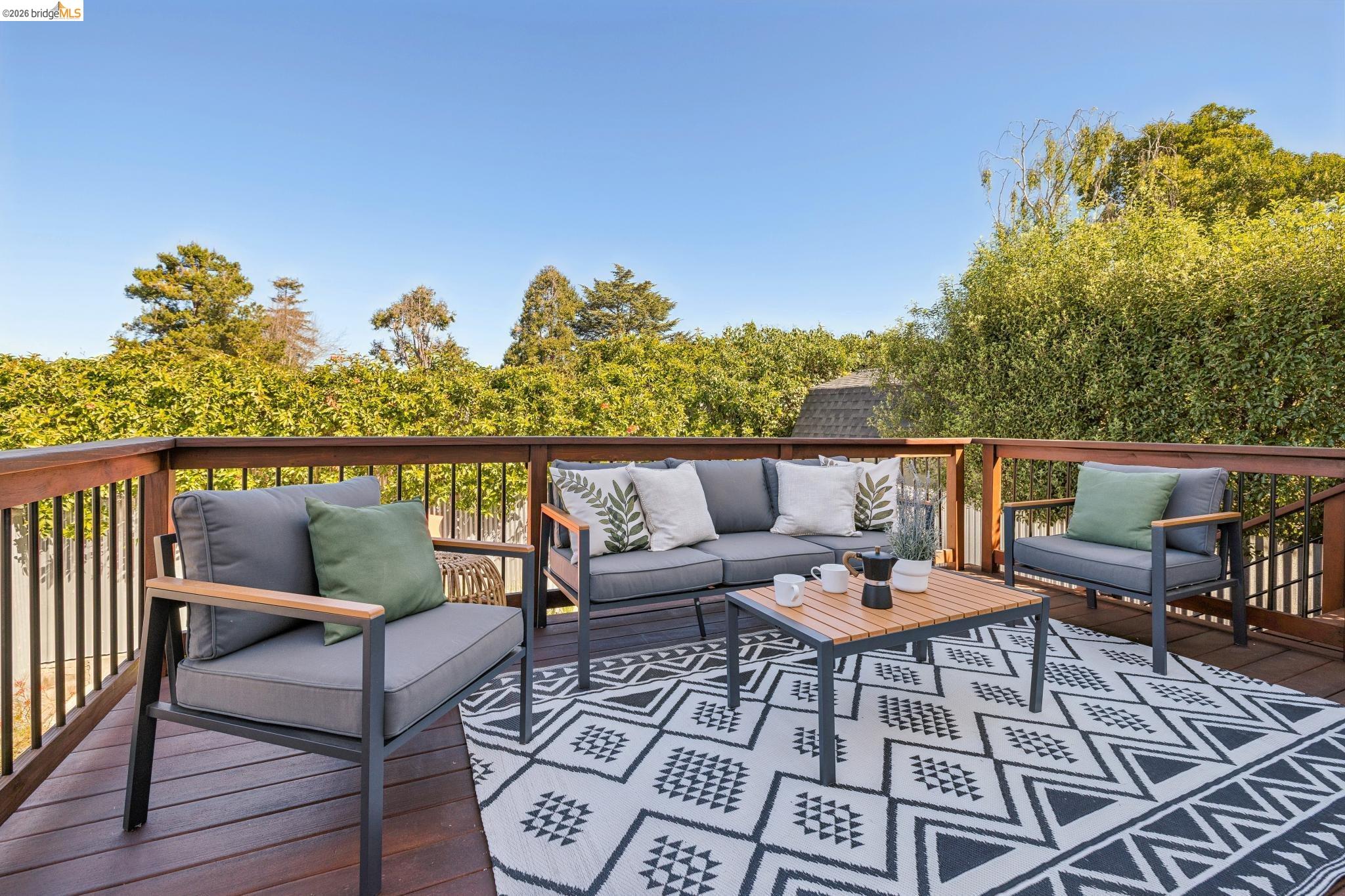 Detail Gallery Image 16 of 59 For 1509 Francis St, Albany,  CA 94706 - 3 Beds | 2 Baths