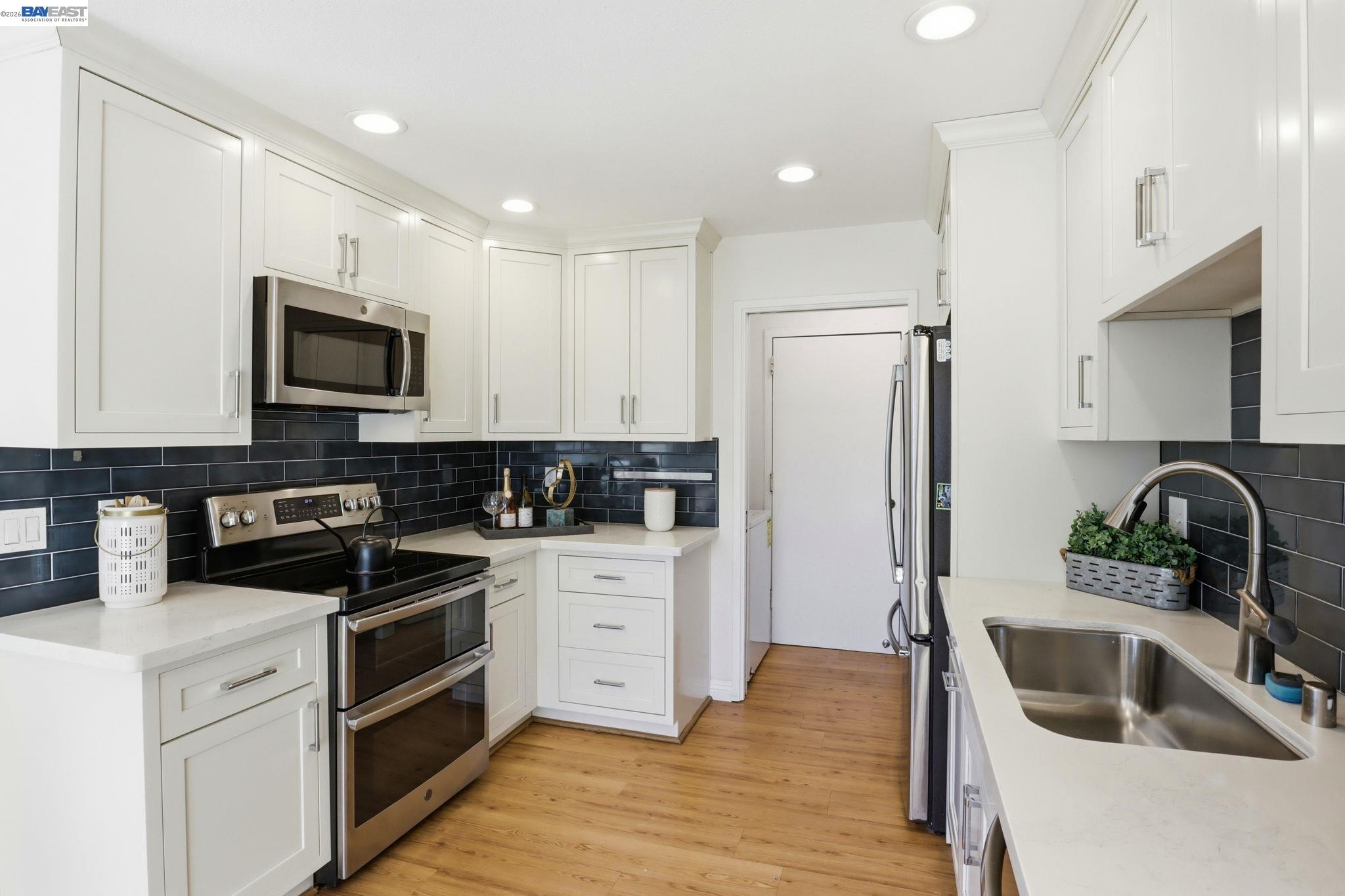 Detail Gallery Image 7 of 41 For 410 Puerto Pl, Hayward,  CA 94541 - 2 Beds | 2/1 Baths