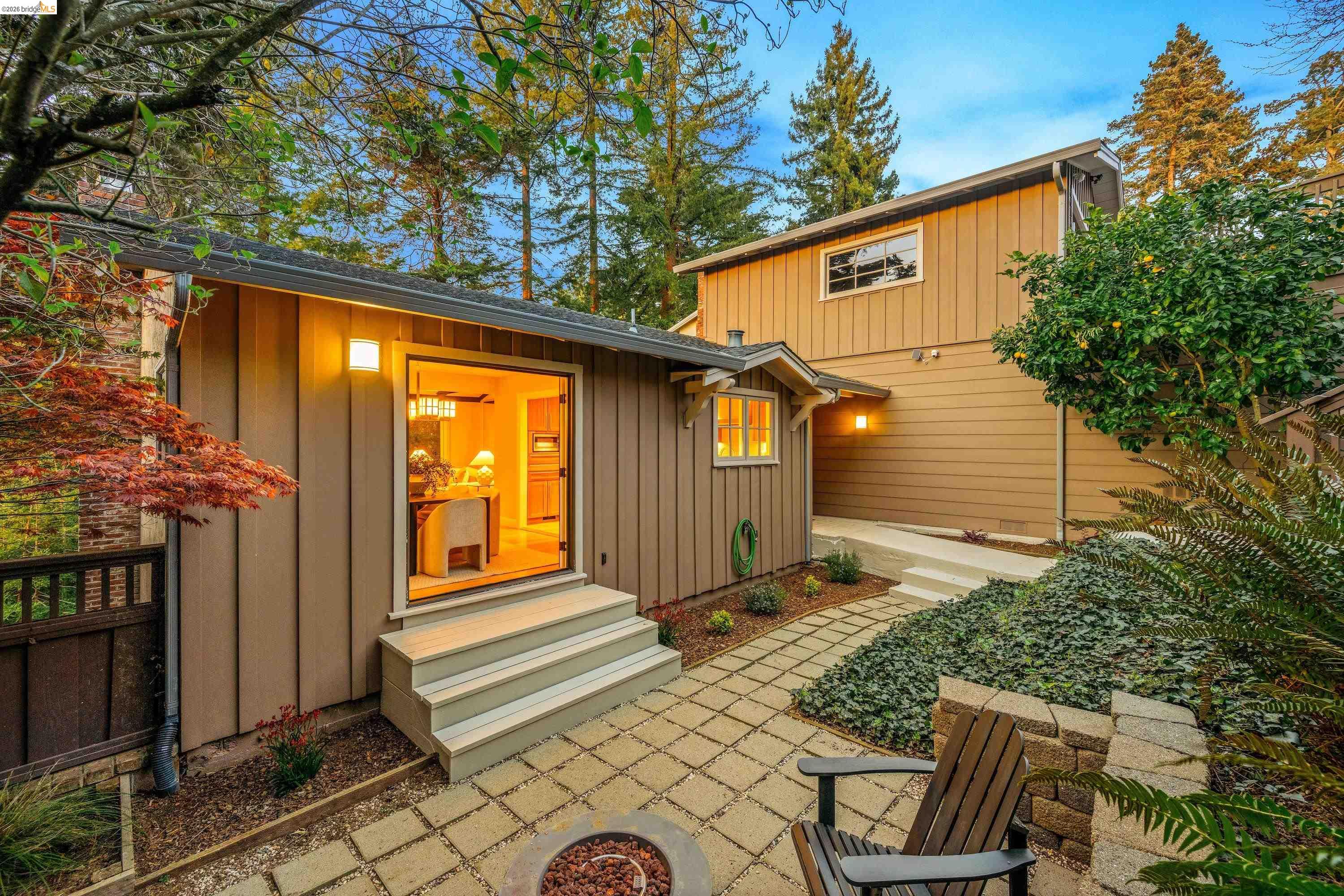 Detail Gallery Image 2 of 42 For 6611 Ascot Dr, Oakland,  CA 94611 - 4 Beds | 3 Baths