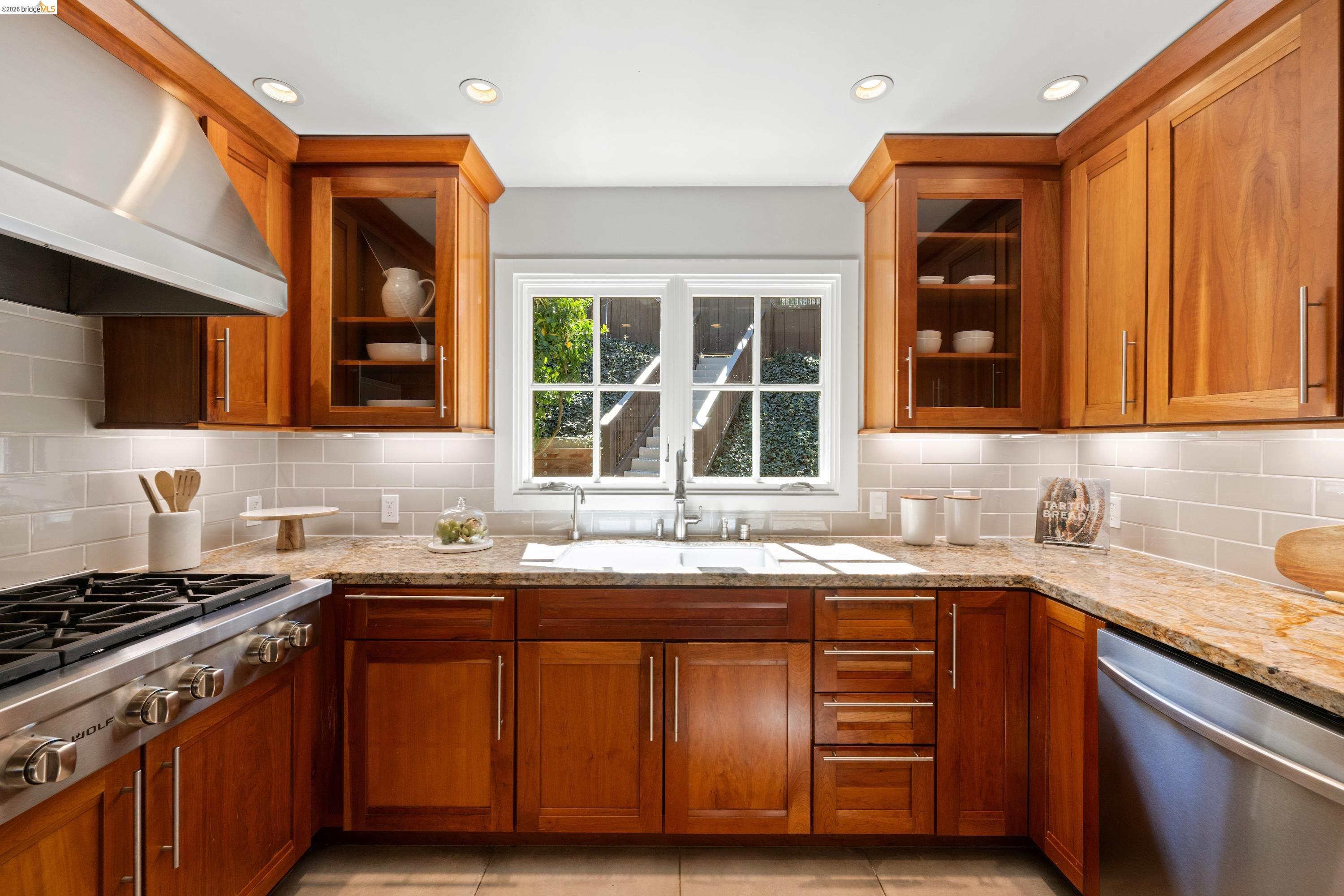 Detail Gallery Image 16 of 42 For 6611 Ascot Dr, Oakland,  CA 94611 - 4 Beds | 3 Baths