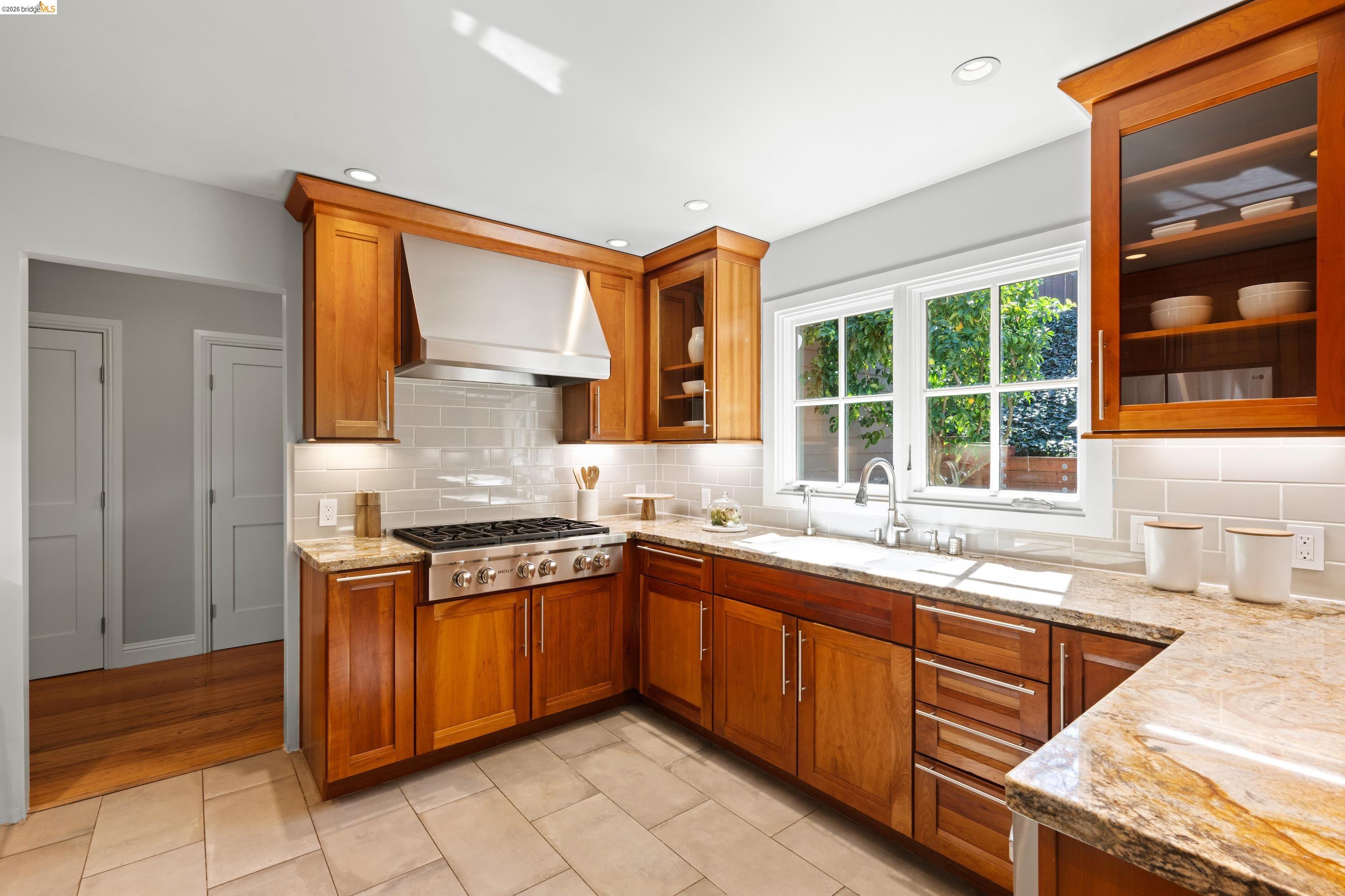 Detail Gallery Image 18 of 42 For 6611 Ascot Dr, Oakland,  CA 94611 - 4 Beds | 3 Baths