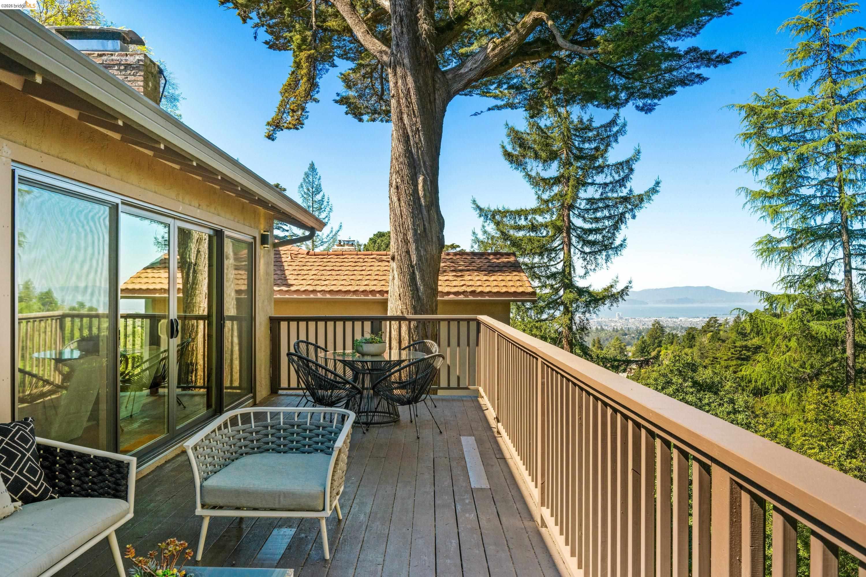 Detail Gallery Image 8 of 42 For 6611 Ascot Dr, Oakland,  CA 94611 - 4 Beds | 3 Baths