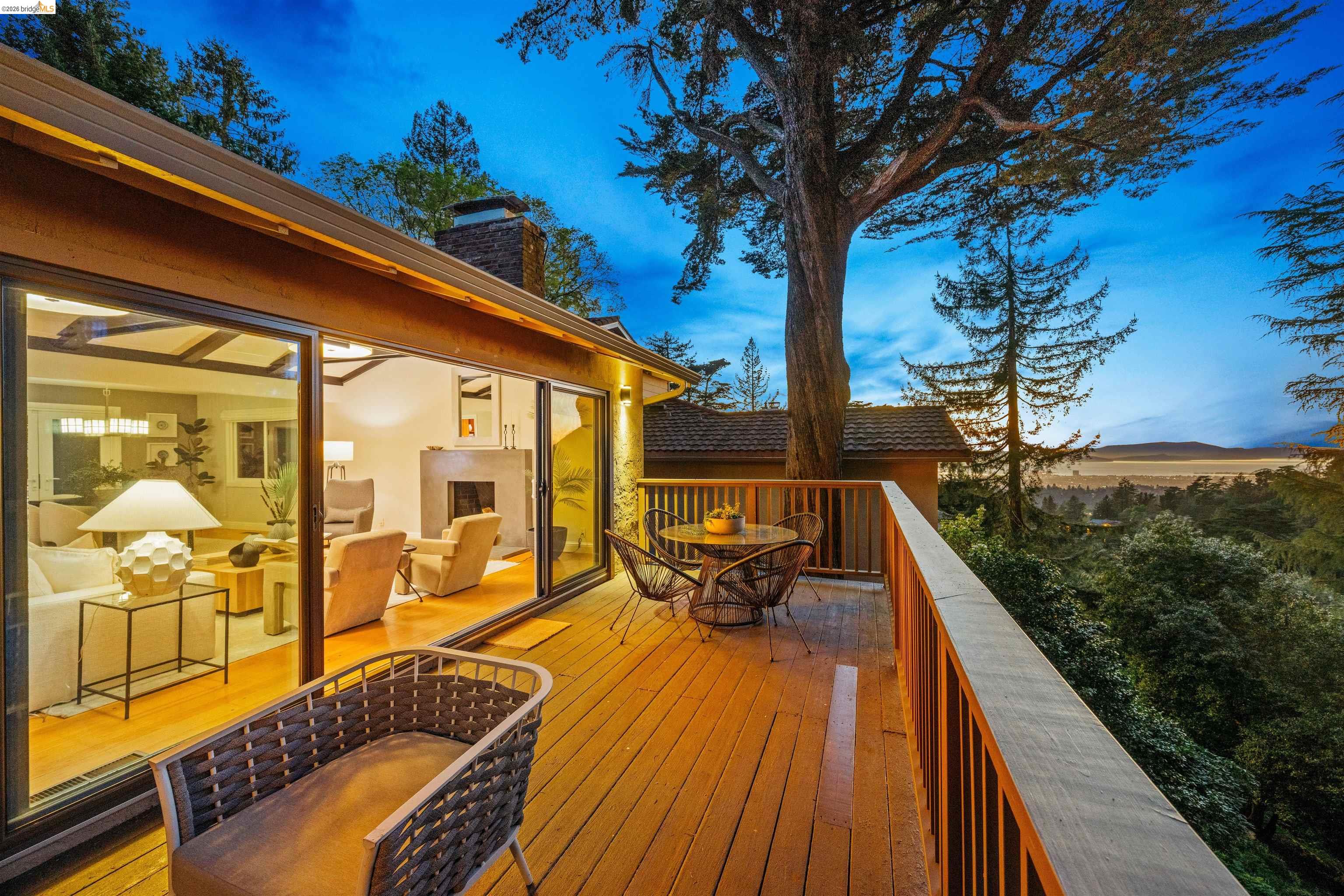 Detail Gallery Image 9 of 42 For 6611 Ascot Dr, Oakland,  CA 94611 - 4 Beds | 3 Baths