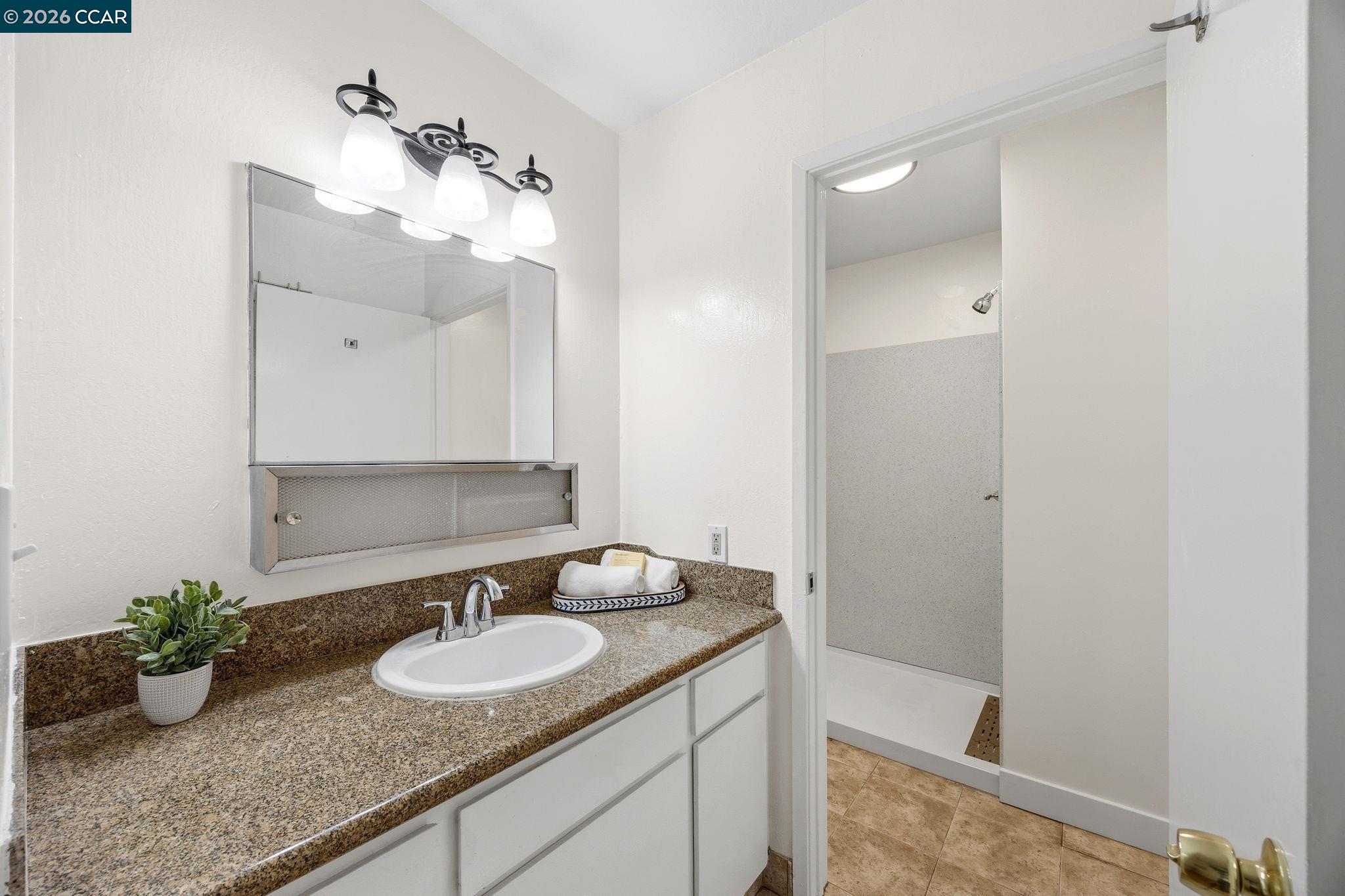 Detail Gallery Image 11 of 15 For 3828 Willow Pass Rd #D,  Concord,  CA 94519 - 3 Beds | 1/1 Baths