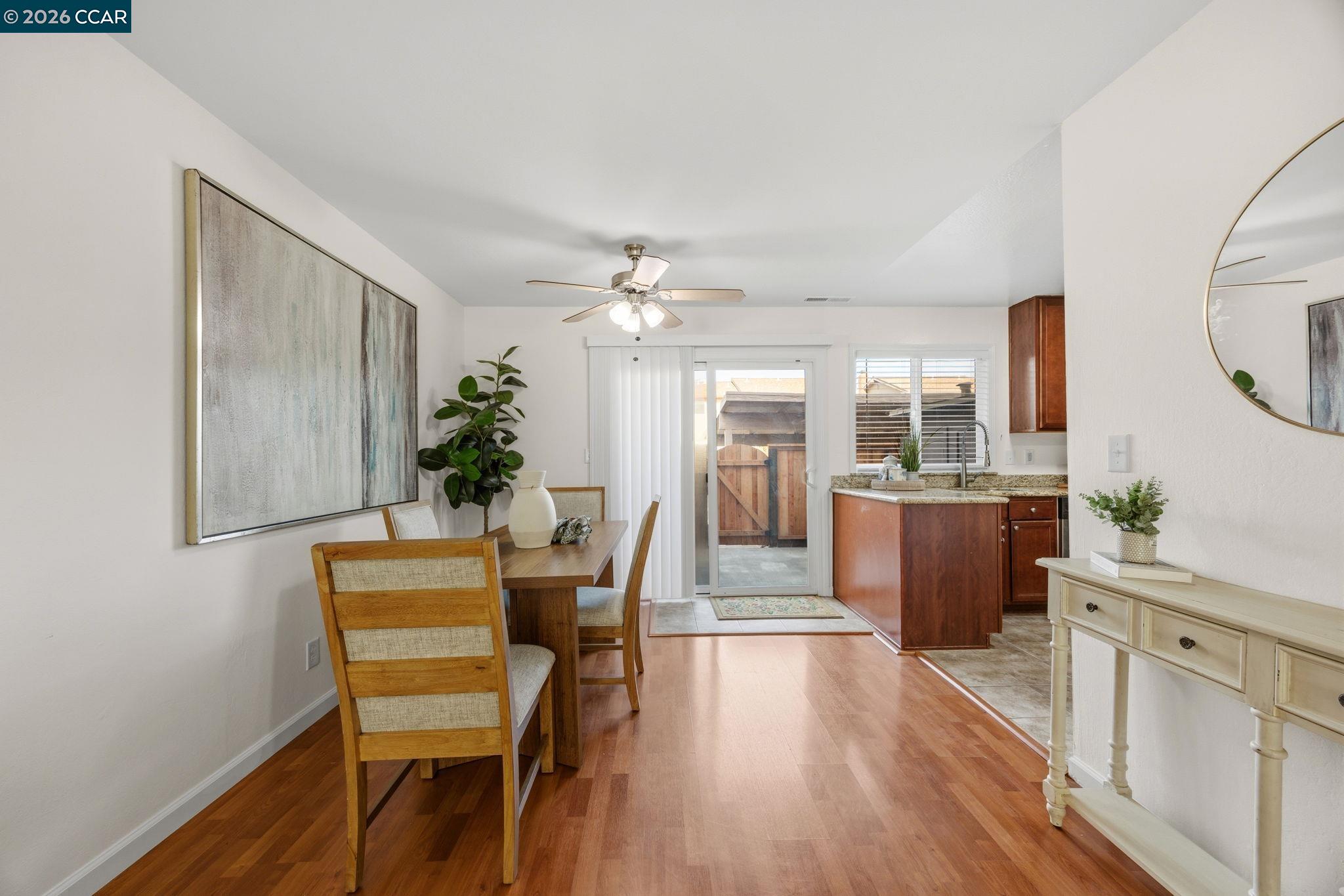 Detail Gallery Image 4 of 15 For 3828 Willow Pass Rd #D,  Concord,  CA 94519 - 3 Beds | 1/1 Baths