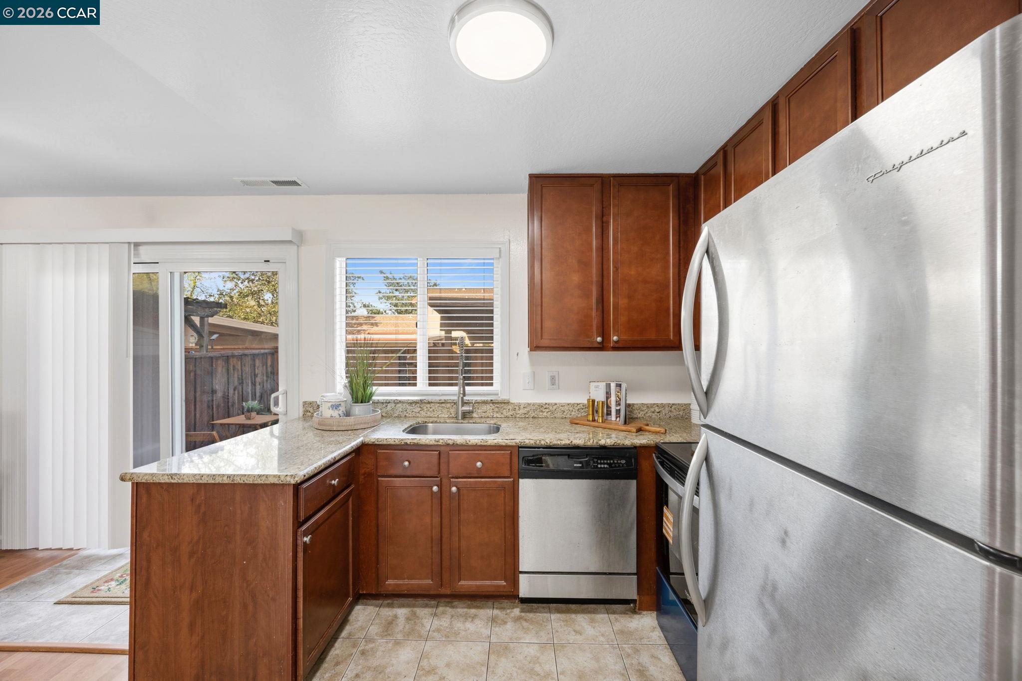 Detail Gallery Image 5 of 15 For 3828 Willow Pass Rd #D,  Concord,  CA 94519 - 3 Beds | 1/1 Baths