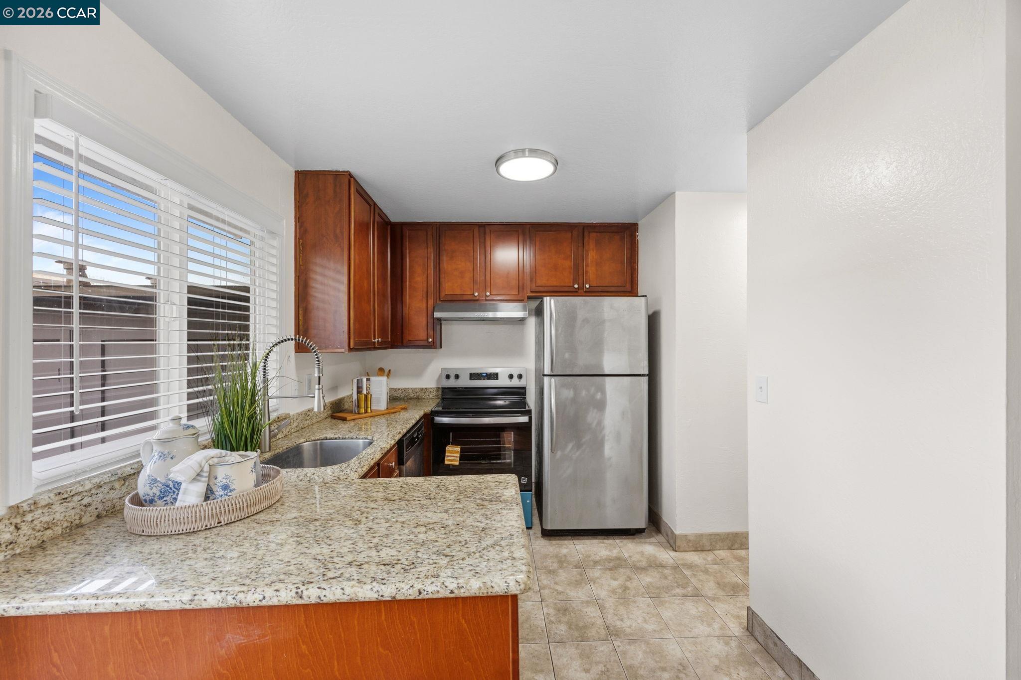 Detail Gallery Image 6 of 15 For 3828 Willow Pass Rd #D,  Concord,  CA 94519 - 3 Beds | 1/1 Baths