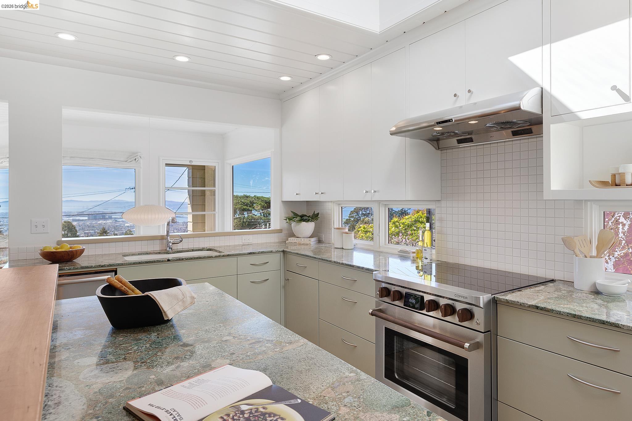 Detail Gallery Image 17 of 54 For 731 Grizzly Peak Blvd, Berkeley,  CA 94708 - 3 Beds | 2 Baths