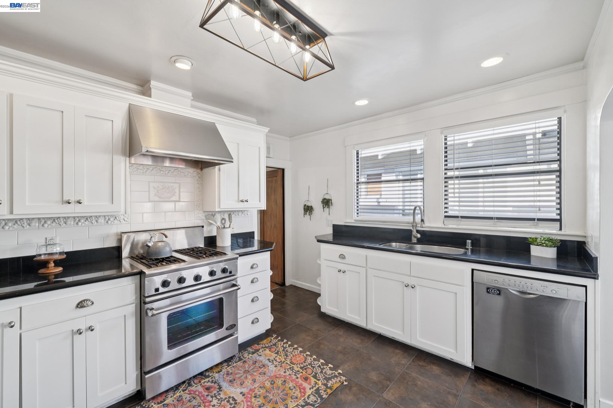 Detail Gallery Image 11 of 32 For 1718 High St, Alameda,  CA 94501 - 3 Beds | 1/1 Baths