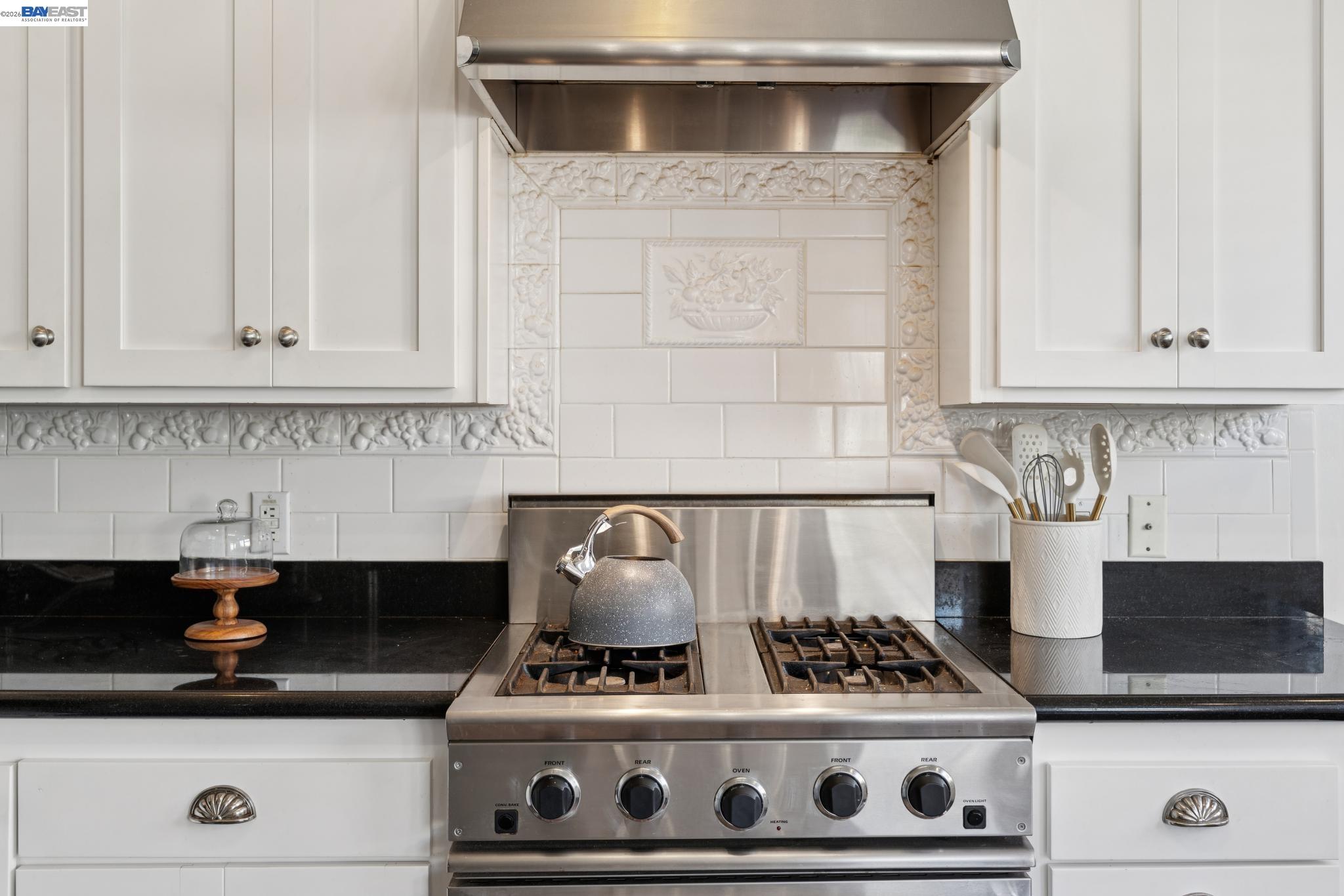 Detail Gallery Image 13 of 32 For 1718 High St, Alameda,  CA 94501 - 3 Beds | 1/1 Baths