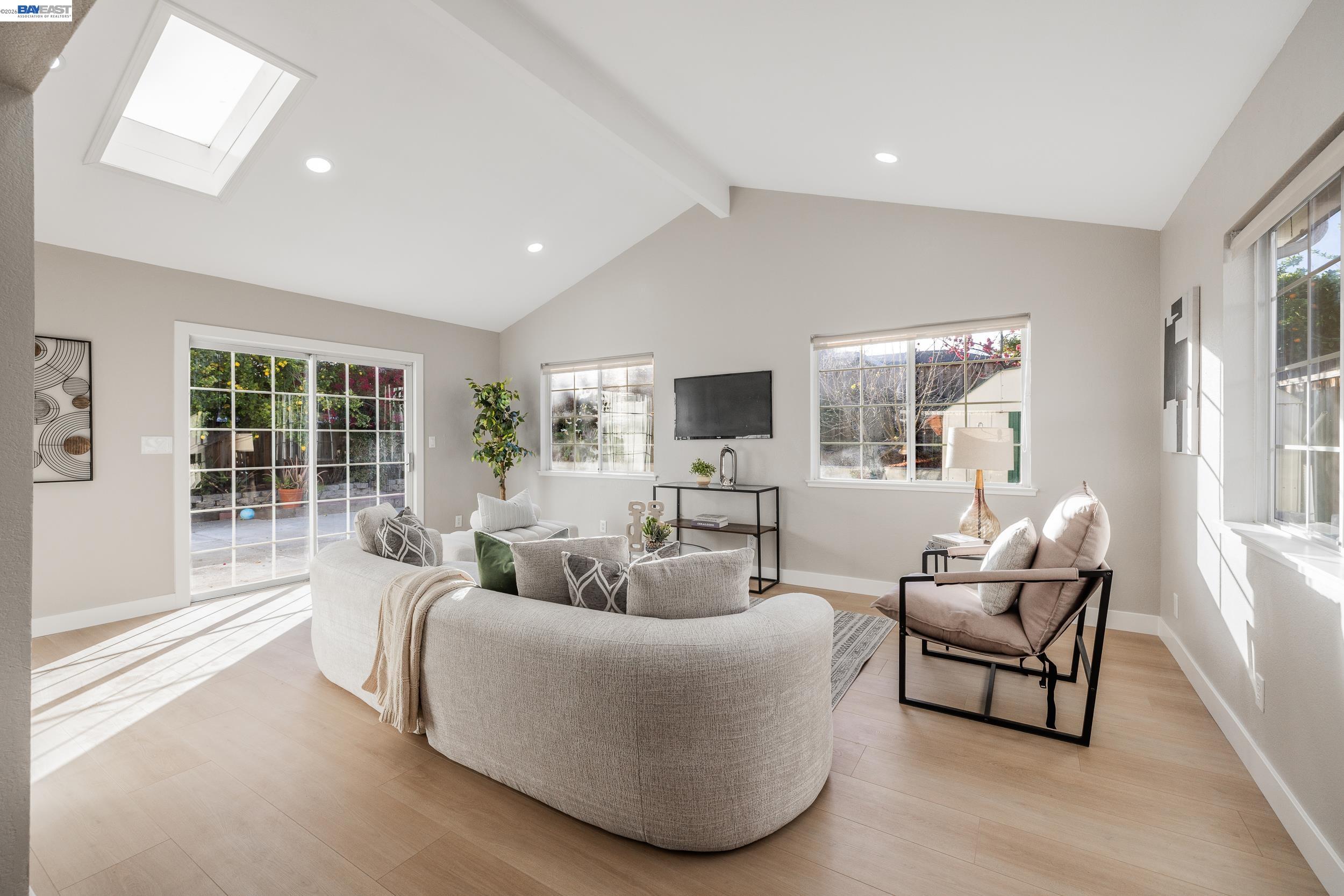 Detail Gallery Image 11 of 40 For 1394 Glacier Dr, Milpitas,  CA 95035 - 5 Beds | 2/1 Baths