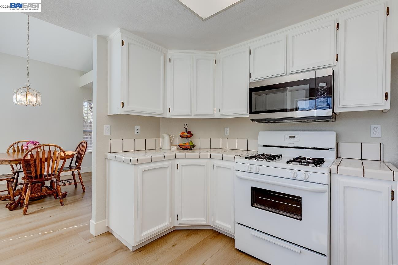 Detail Gallery Image 12 of 49 For 8524 Oak Harbour Ct, Fair Oaks,  CA 95628 - 5 Beds | 4 Baths