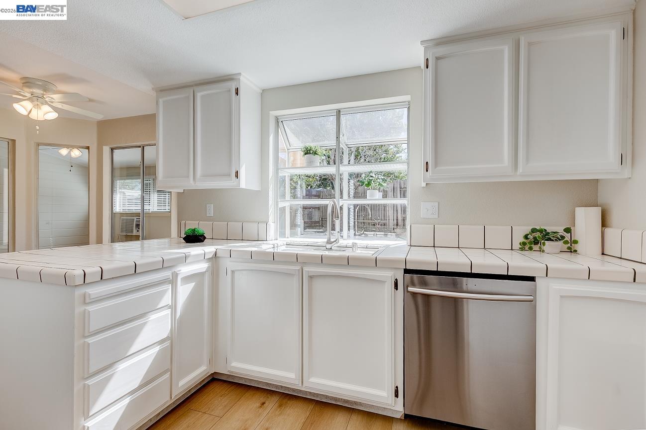 Detail Gallery Image 14 of 49 For 8524 Oak Harbour Ct, Fair Oaks,  CA 95628 - 5 Beds | 4 Baths