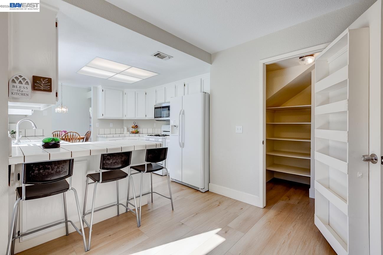 Detail Gallery Image 16 of 49 For 8524 Oak Harbour Ct, Fair Oaks,  CA 95628 - 5 Beds | 4 Baths