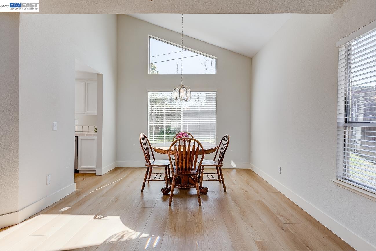 Detail Gallery Image 8 of 49 For 8524 Oak Harbour Ct, Fair Oaks,  CA 95628 - 5 Beds | 4 Baths