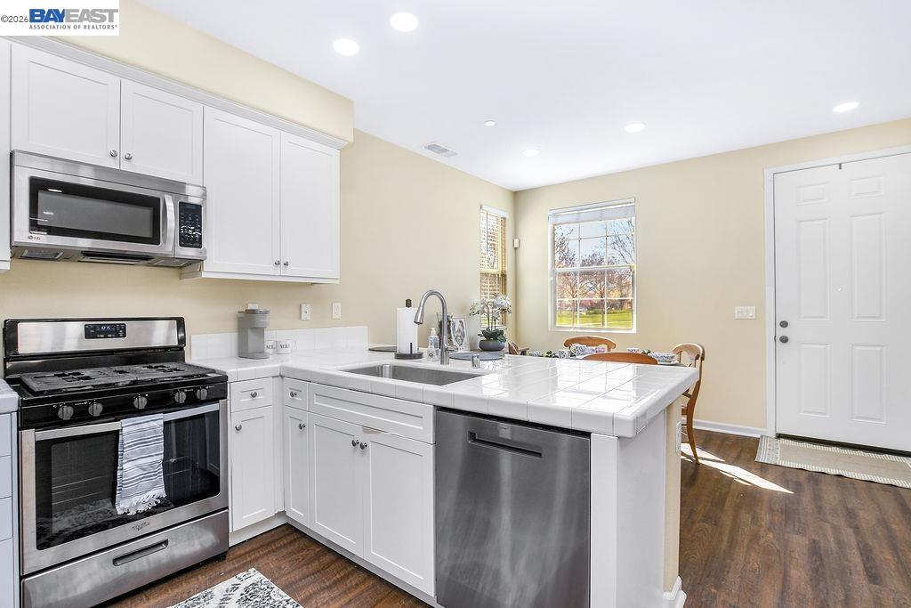 Detail Gallery Image 13 of 37 For 810 Queen Palm Ln, Brentwood,  CA 94513 - 4 Beds | 2/1 Baths