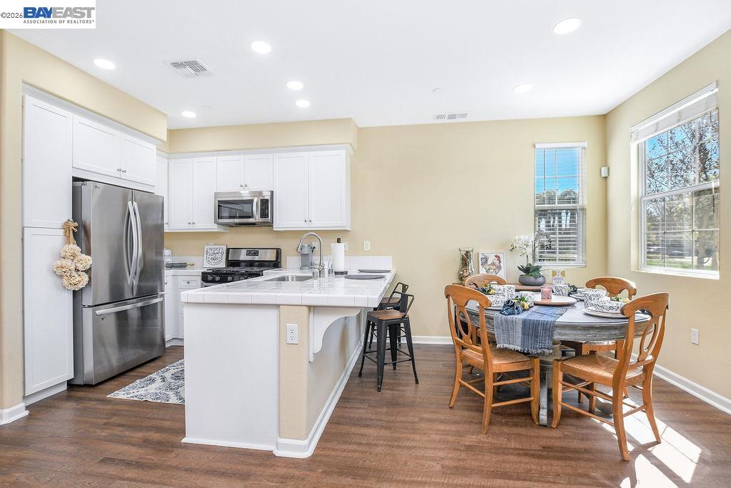 Detail Gallery Image 9 of 37 For 810 Queen Palm Ln, Brentwood,  CA 94513 - 4 Beds | 2/1 Baths