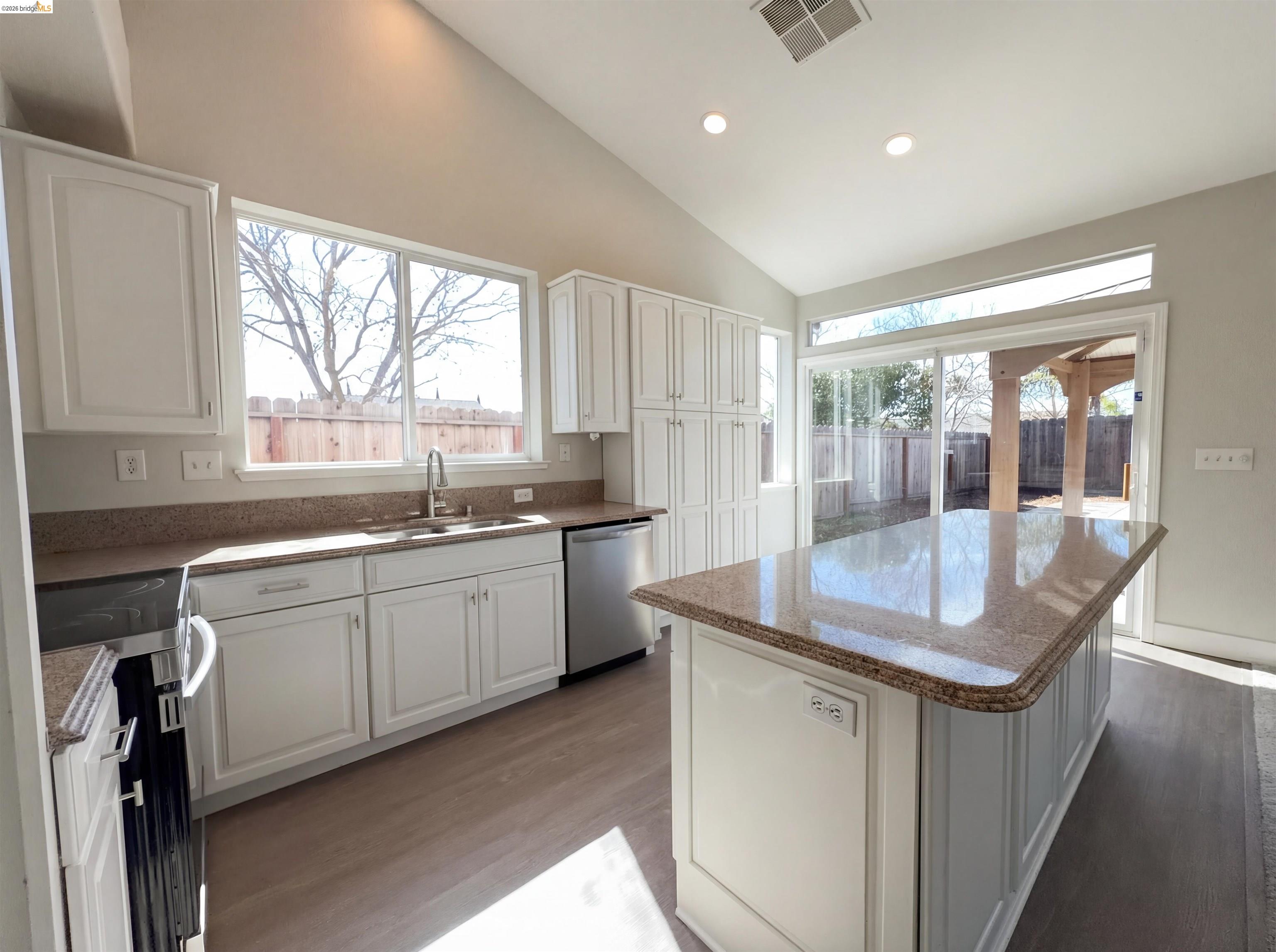 Detail Gallery Image 19 of 36 For 300 Perkins Ct, Suisun City,  CA 94585 - 4 Beds | 2 Baths