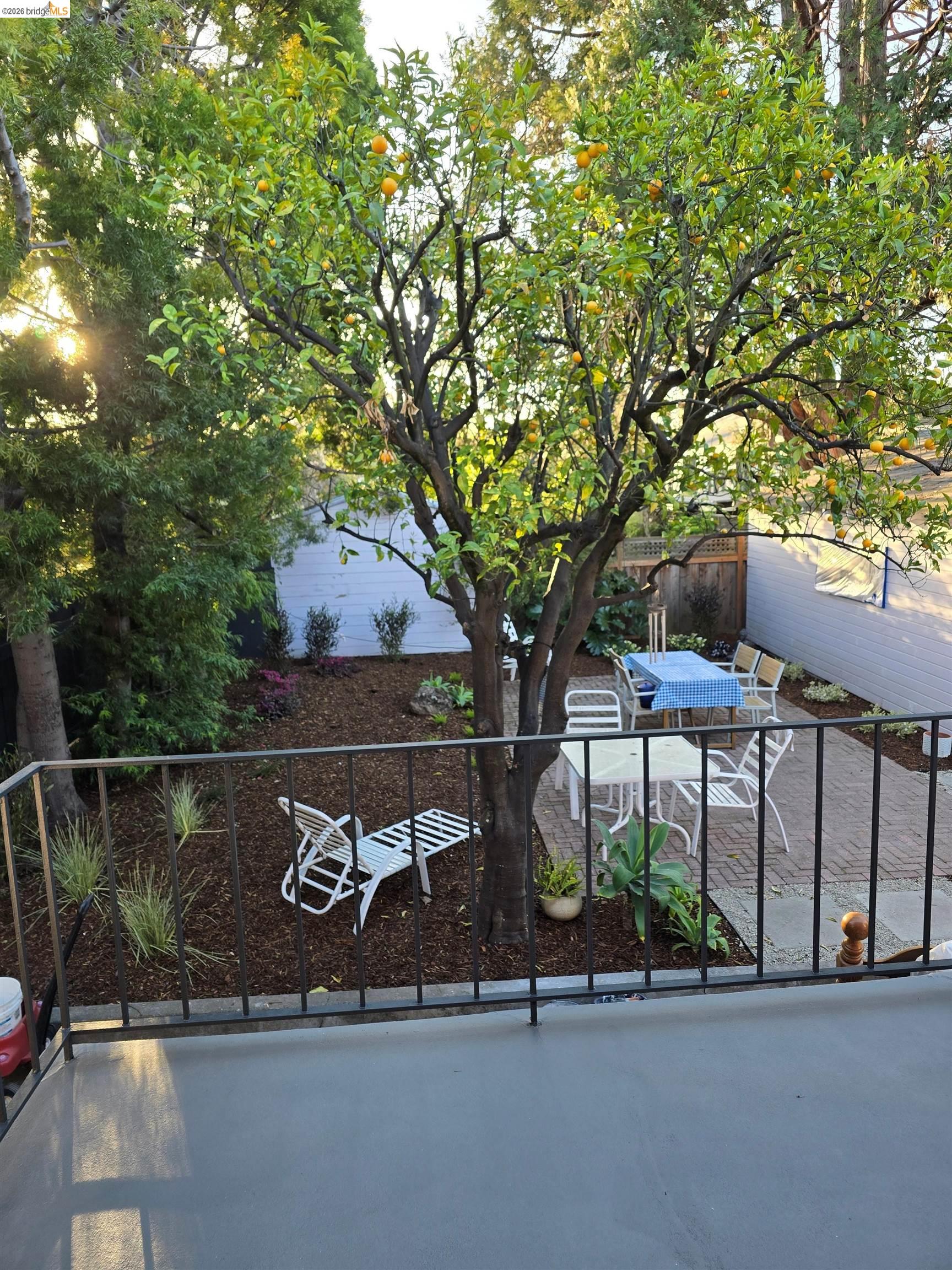 Detail Gallery Image 11 of 13 For 5264 Locksley Ave, Oakland,  CA 94618 - 2 Beds | 1 Baths