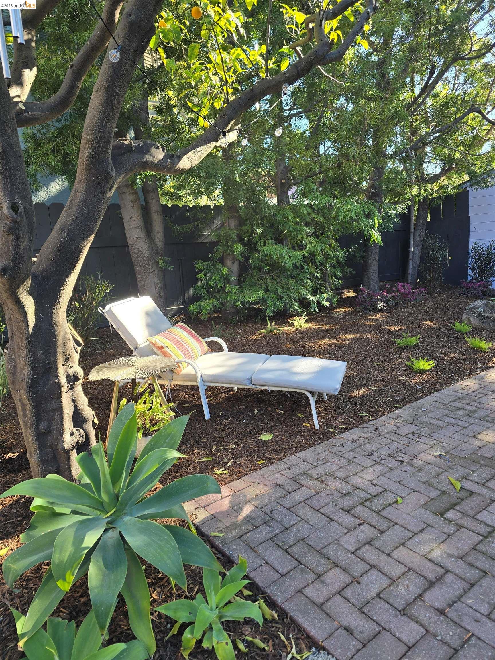 Detail Gallery Image 12 of 13 For 5264 Locksley Ave, Oakland,  CA 94618 - 2 Beds | 1 Baths