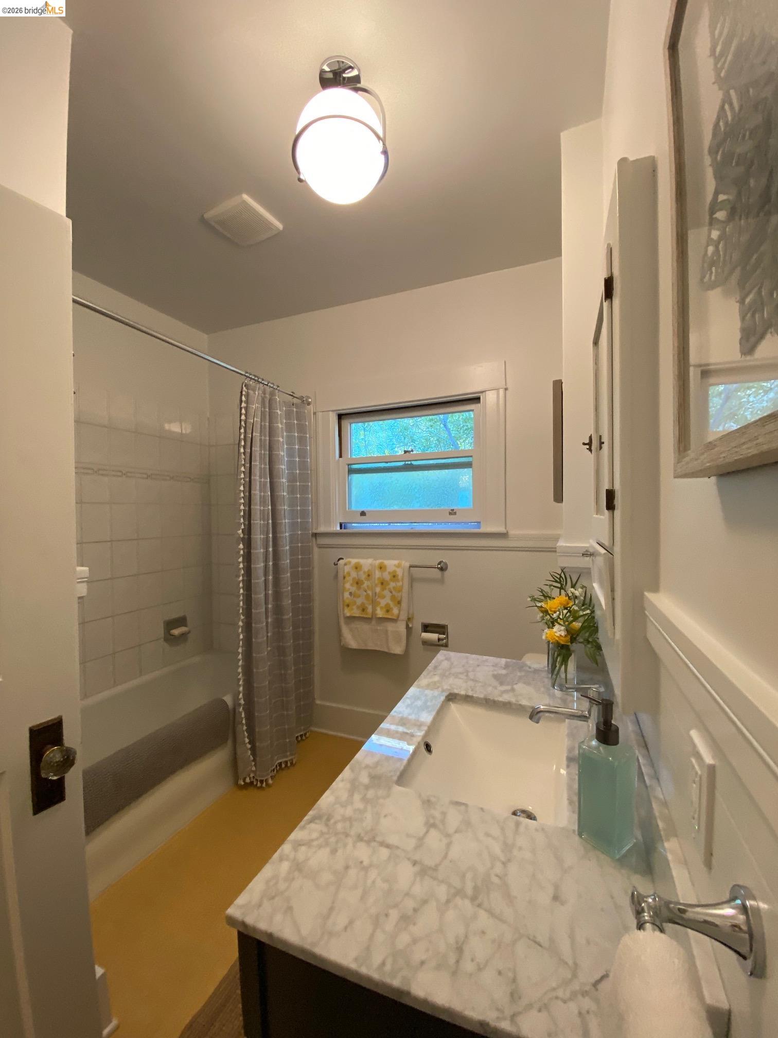 Detail Gallery Image 17 of 41 For 5264 Locksley Ave, Oakland,  CA 94618 - 2 Beds | 1 Baths