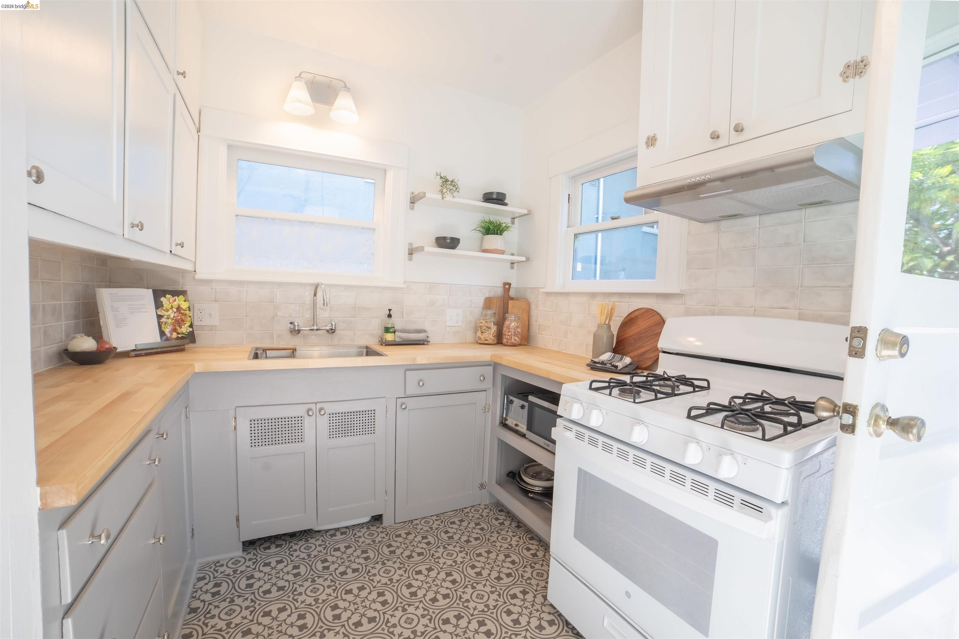 Detail Gallery Image 21 of 41 For 5264 Locksley Ave, Oakland,  CA 94618 - 2 Beds | 1 Baths