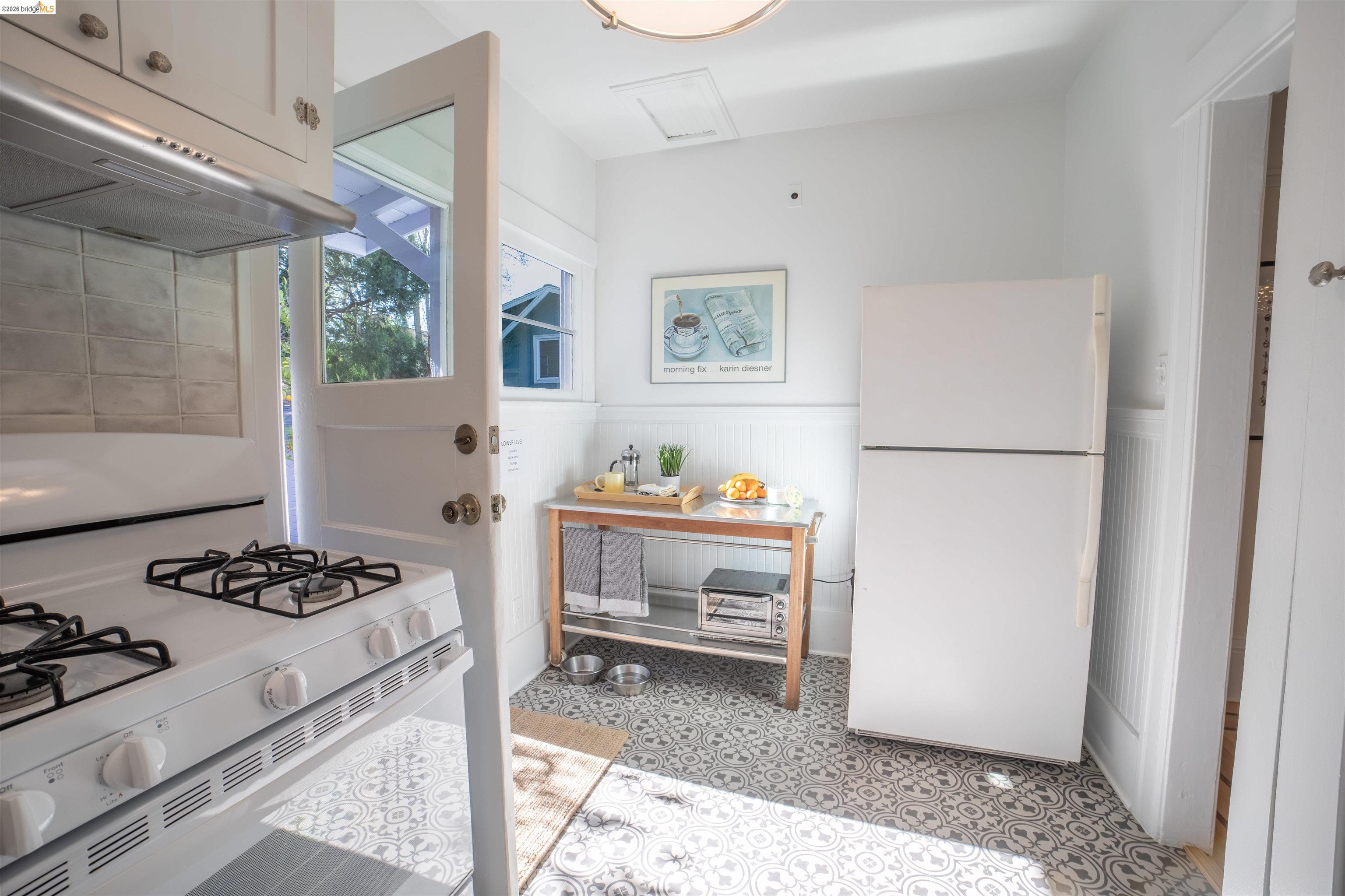 Detail Gallery Image 22 of 41 For 5264 Locksley Ave, Oakland,  CA 94618 - 2 Beds | 1 Baths