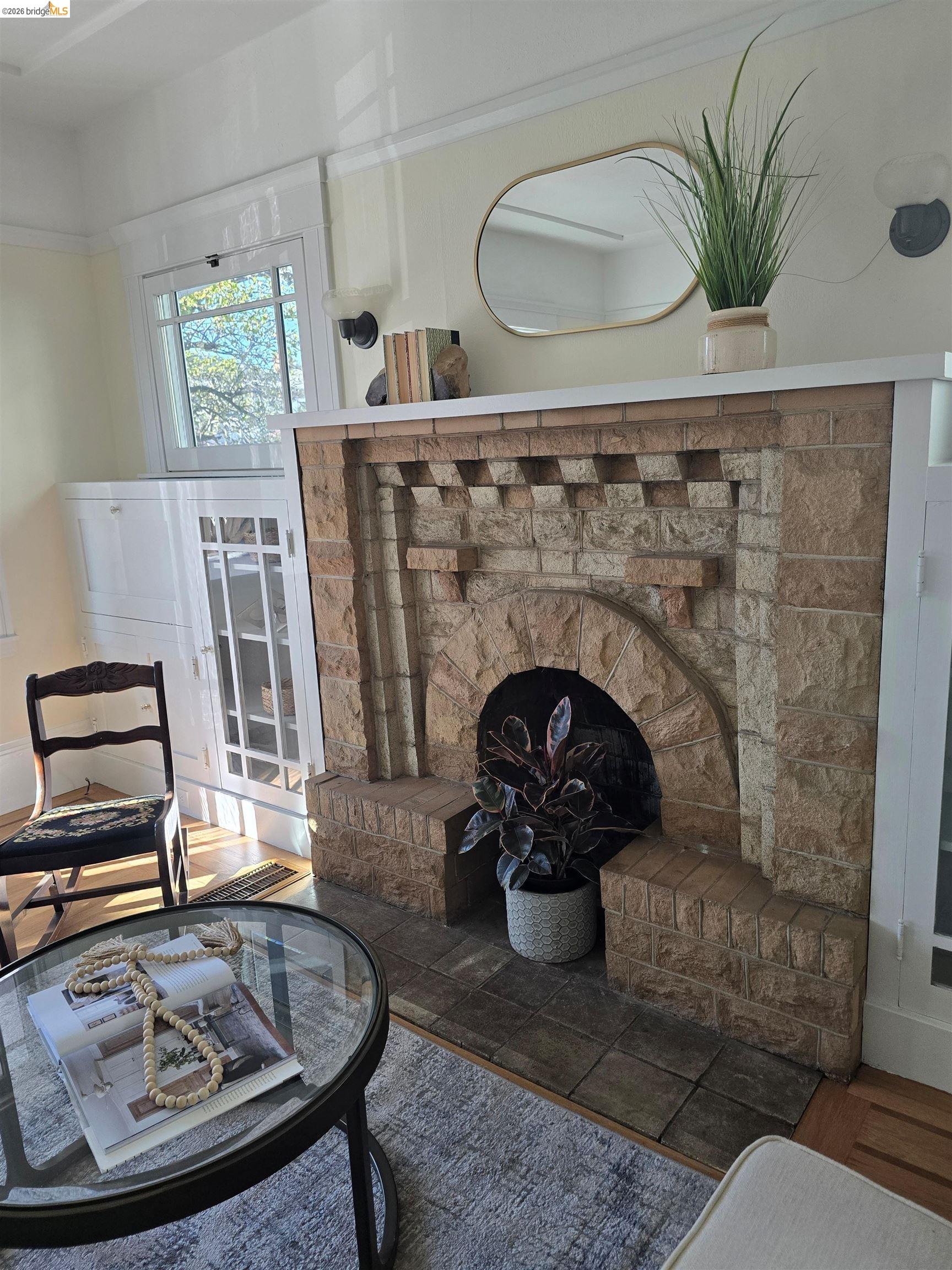 Detail Gallery Image 5 of 13 For 5264 Locksley Ave, Oakland,  CA 94618 - 2 Beds | 1 Baths