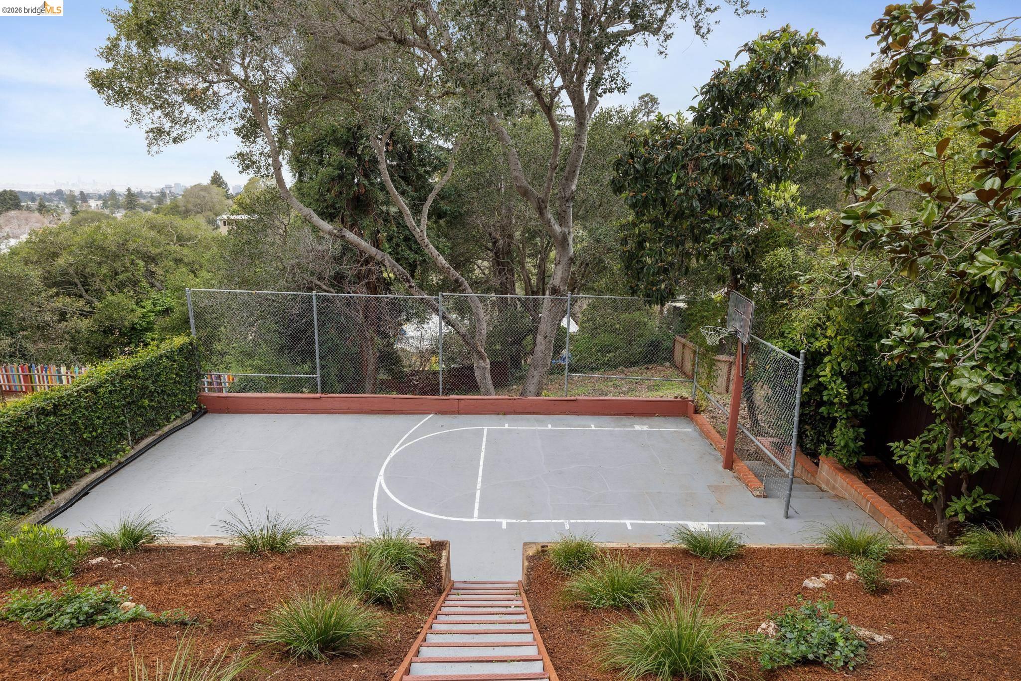 Detail Gallery Image 49 of 59 For 4133 Norton Ave, Oakland,  CA 94602 - 5 Beds | 3 Baths