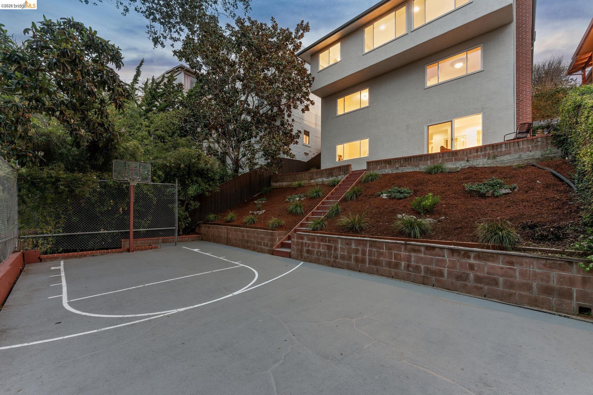 Detail Gallery Image 52 of 59 For 4133 Norton Ave, Oakland,  CA 94602 - 5 Beds | 3 Baths