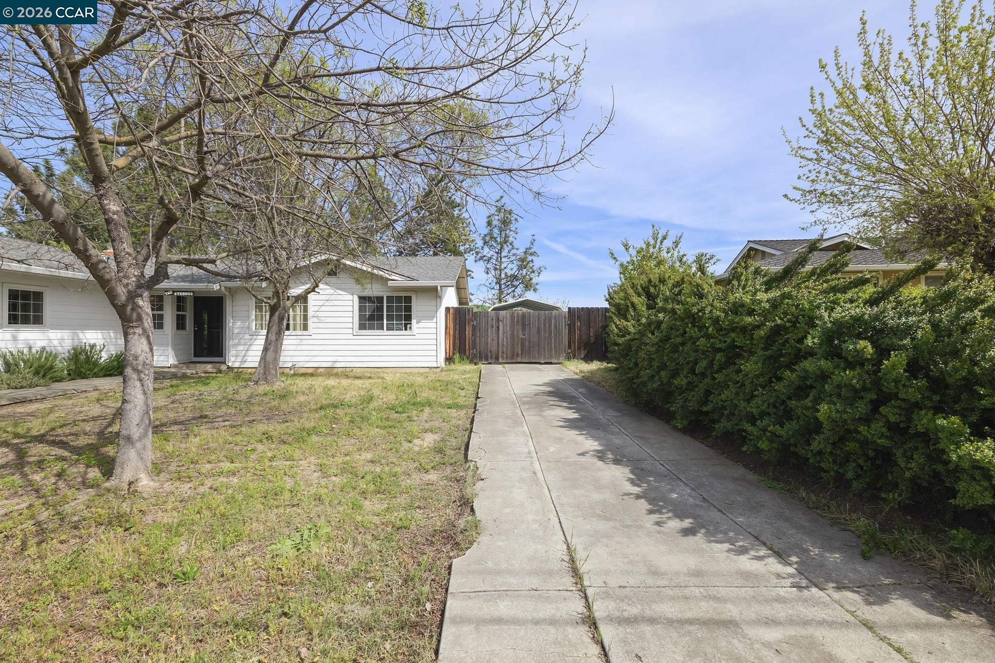 Detail Gallery Image 3 of 30 For 3922 Bayview Circle, Concord,  CA 94520 - 4 Beds | 2 Baths