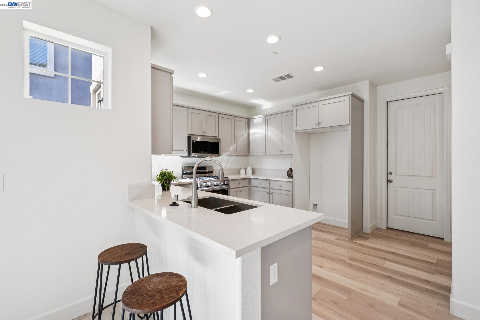 Detail Gallery Image 11 of 45 For 222 Mindy Way, Pittsburg,  CA 94565 - 5 Beds | 3/1 Baths