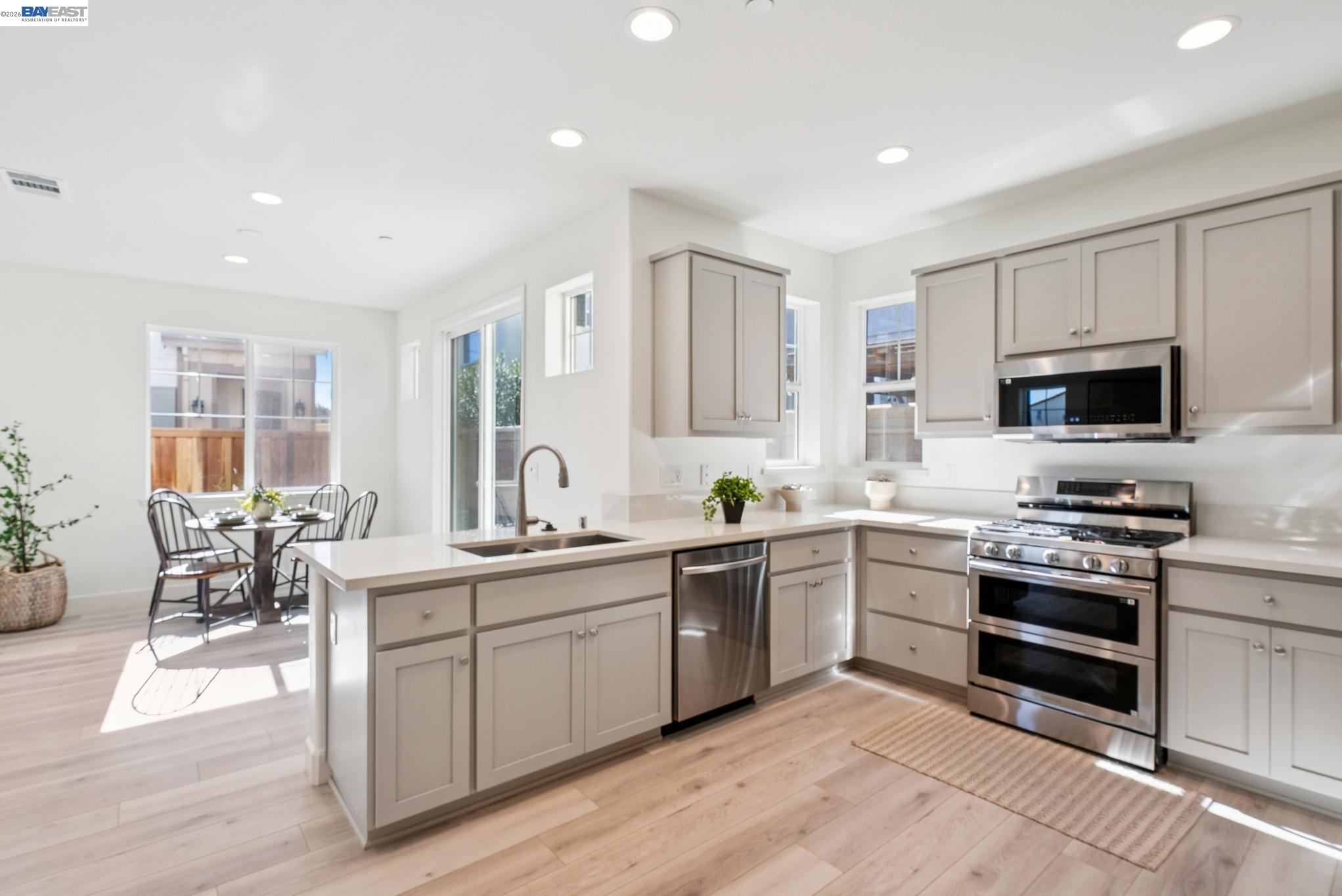 Detail Gallery Image 13 of 45 For 222 Mindy Way, Pittsburg,  CA 94565 - 5 Beds | 3/1 Baths