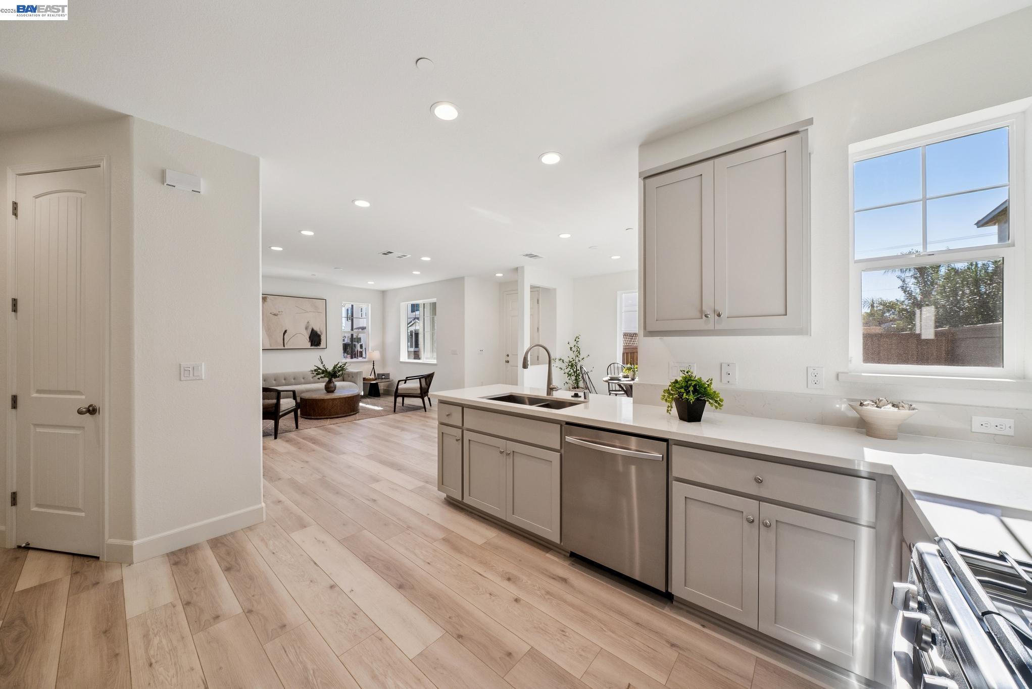 Detail Gallery Image 14 of 45 For 222 Mindy Way, Pittsburg,  CA 94565 - 5 Beds | 3/1 Baths