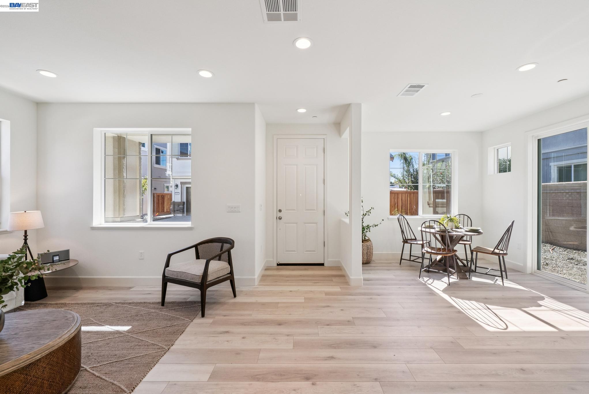 Detail Gallery Image 5 of 45 For 222 Mindy Way, Pittsburg,  CA 94565 - 5 Beds | 3/1 Baths