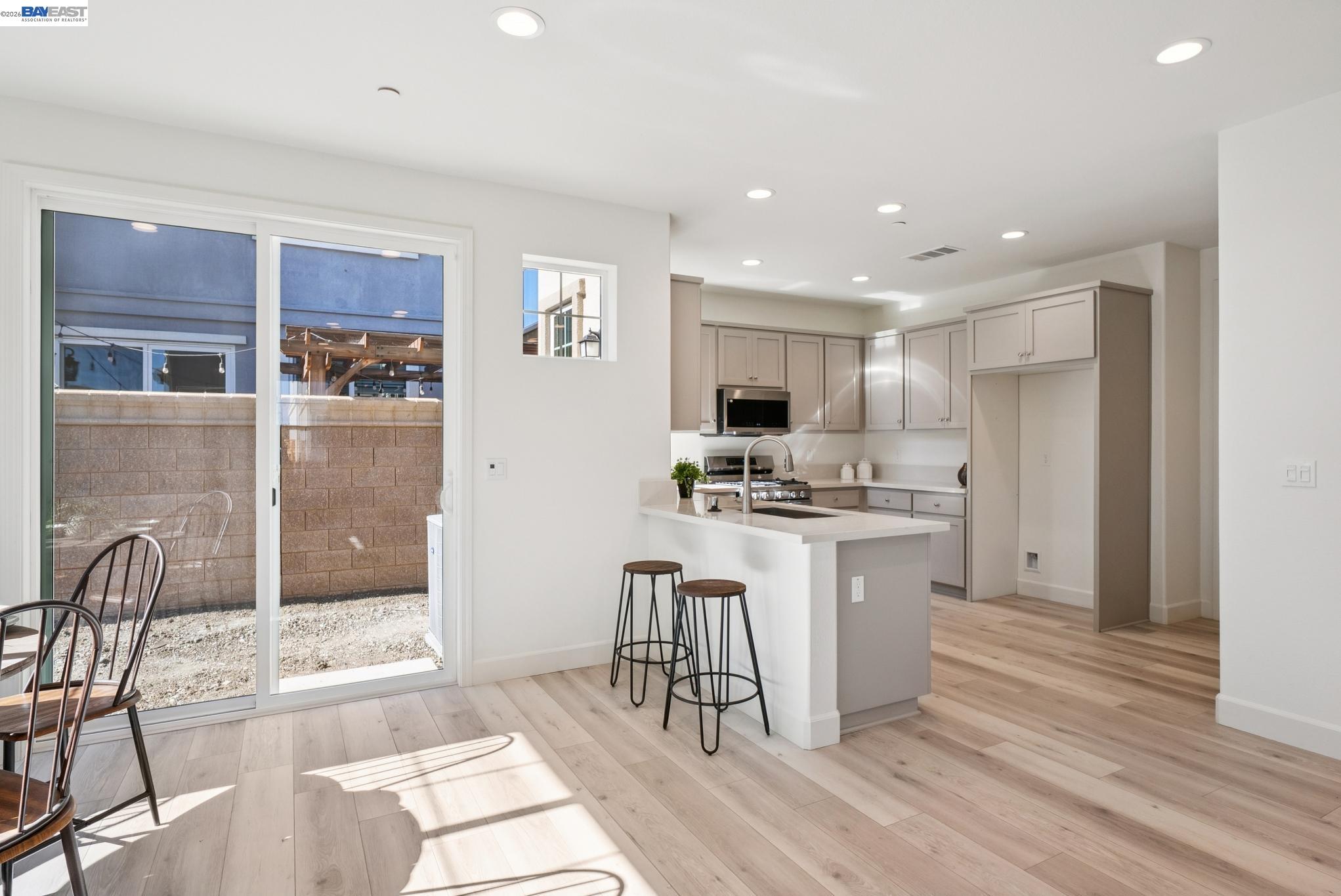 Detail Gallery Image 10 of 45 For 222 Mindy Way, Pittsburg,  CA 94565 - 5 Beds | 3/1 Baths