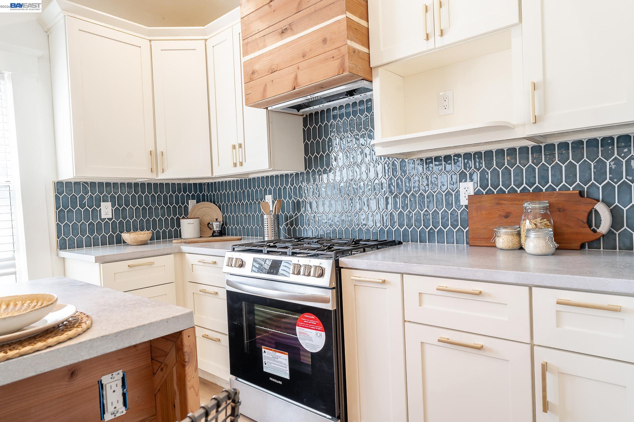 Detail Gallery Image 11 of 44 For 3708 Lyon Ave, Oakland,  CA 94601 - 2 Beds | 1 Baths