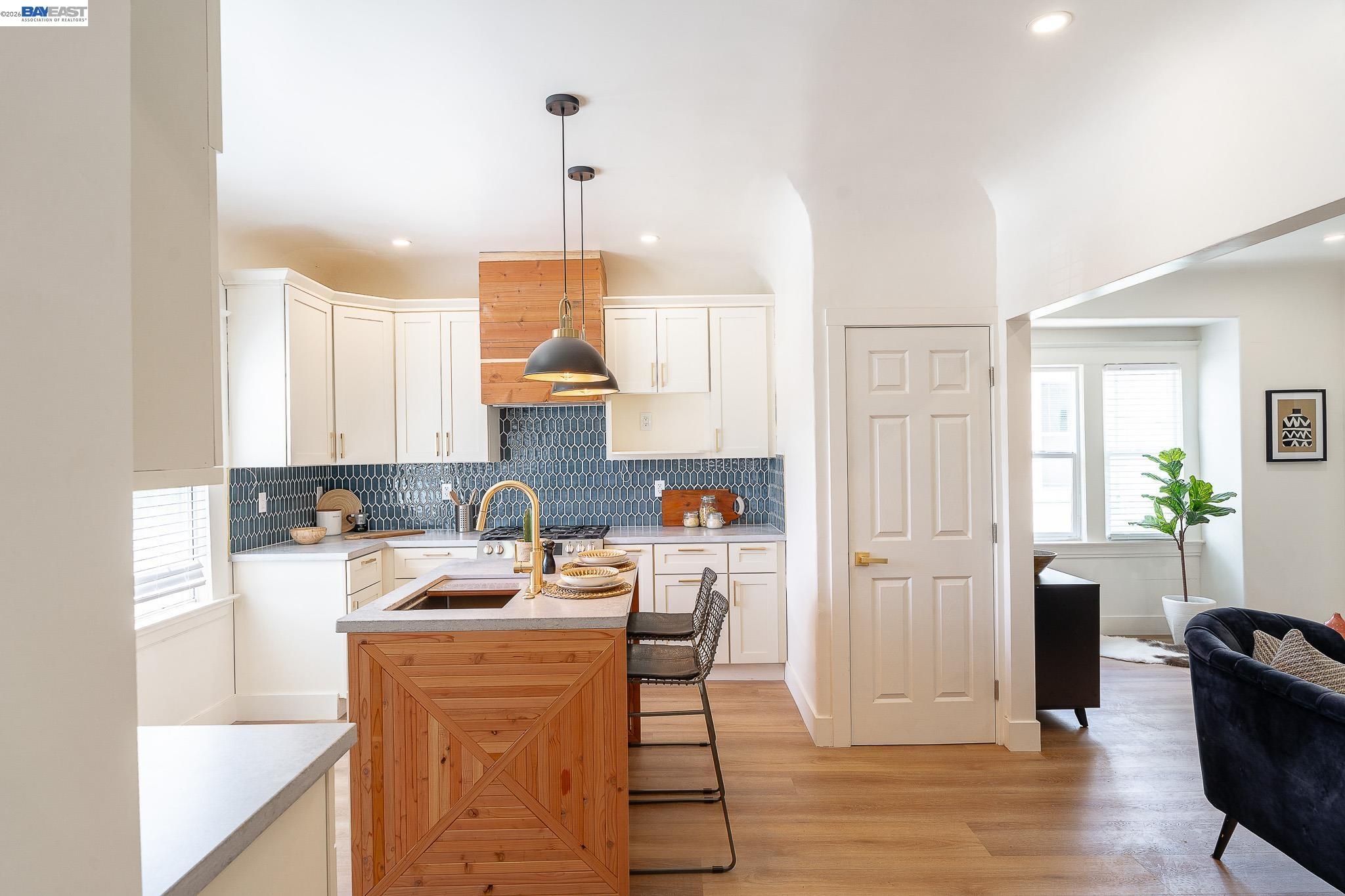 Detail Gallery Image 7 of 44 For 3708 Lyon Ave, Oakland,  CA 94601 - 2 Beds | 1 Baths