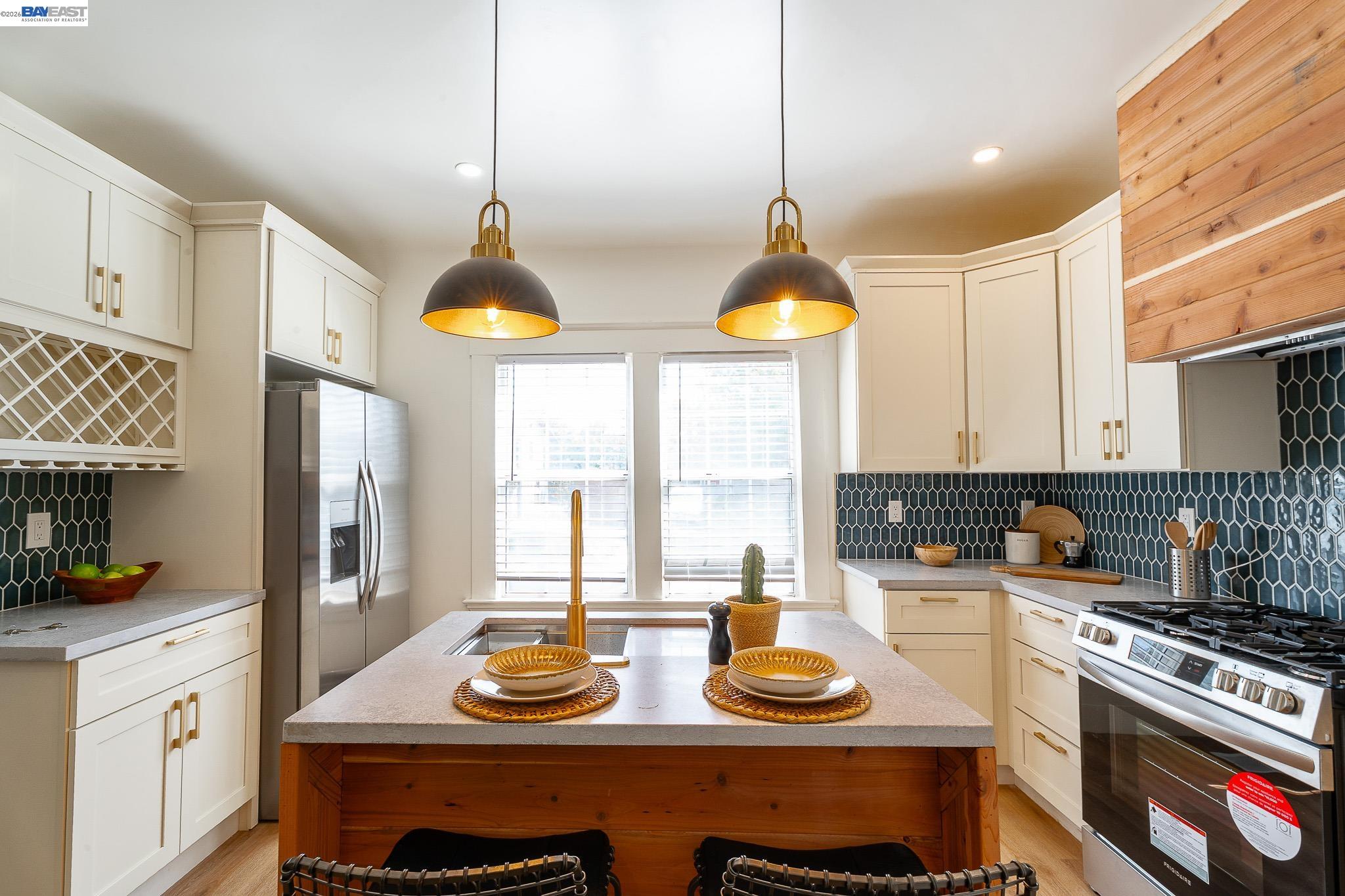 Detail Gallery Image 10 of 44 For 3708 Lyon Ave, Oakland,  CA 94601 - 2 Beds | 1 Baths