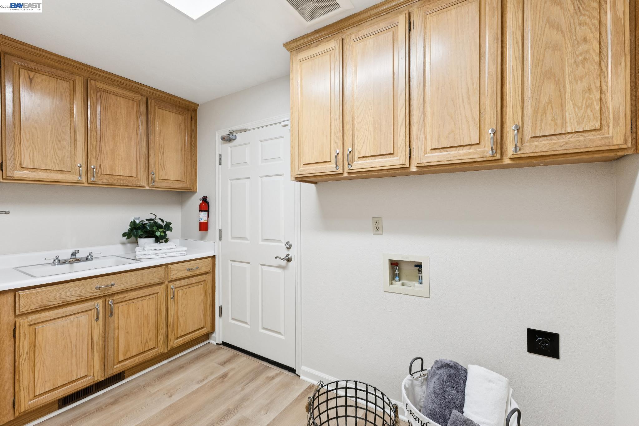 Detail Gallery Image 28 of 60 For 674 Crystal Ct, Pleasanton,  CA 94566 - 5 Beds | 3 Baths