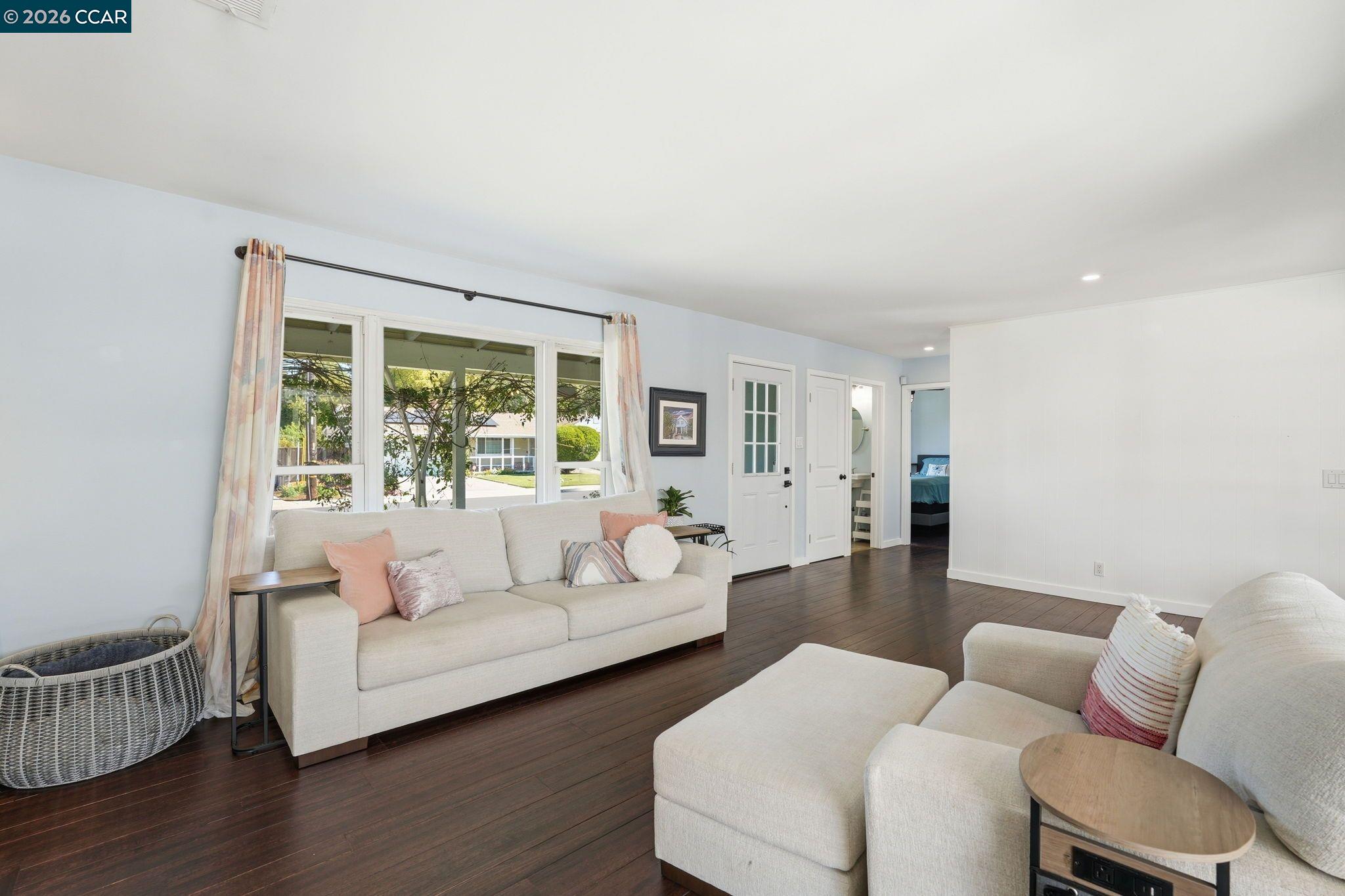 Detail Gallery Image 4 of 28 For 2105 Holbrook Drive, Concord,  CA 94519 - 3 Beds | 2 Baths